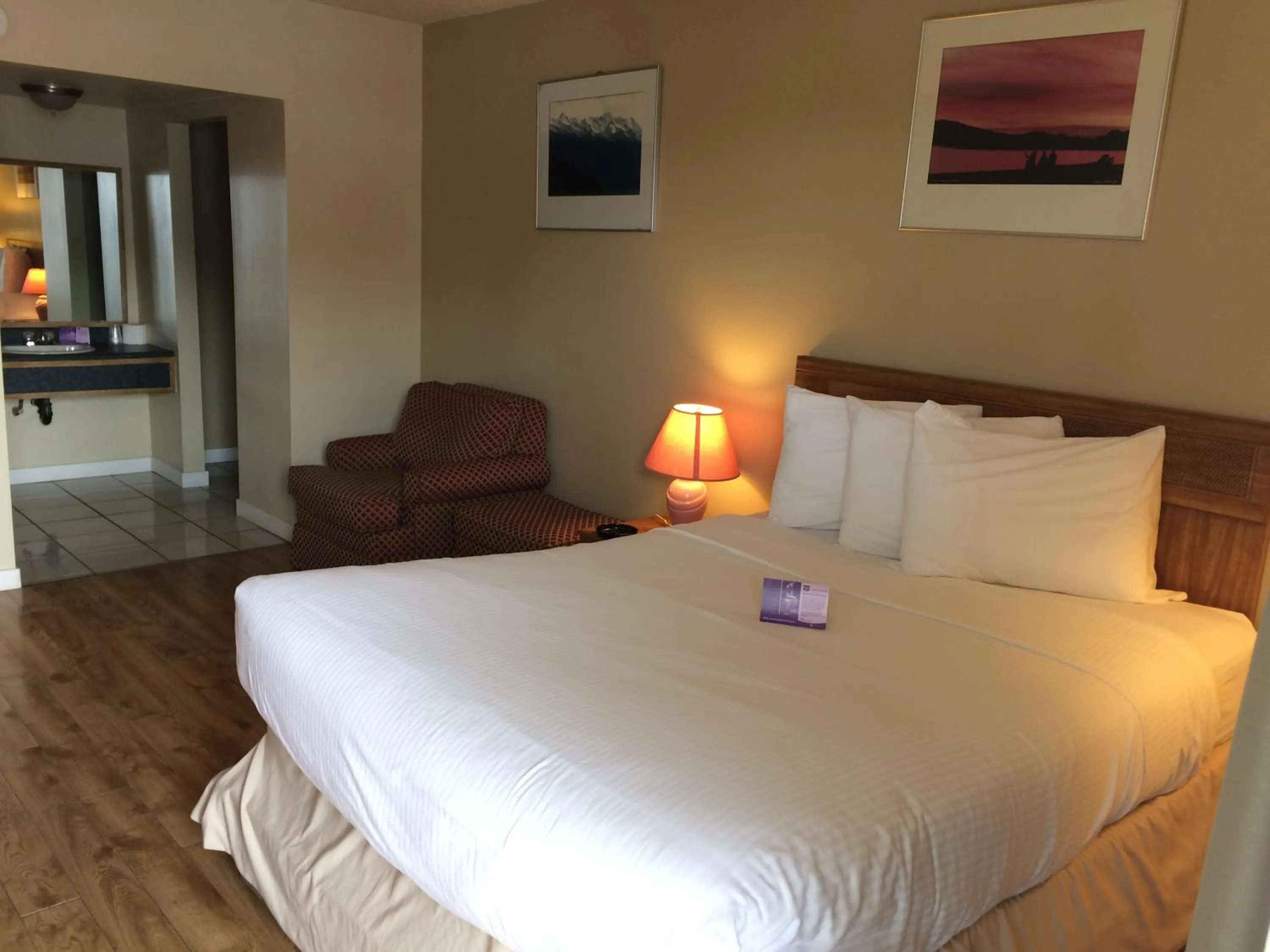 Bed in Nice Inn Edmonton