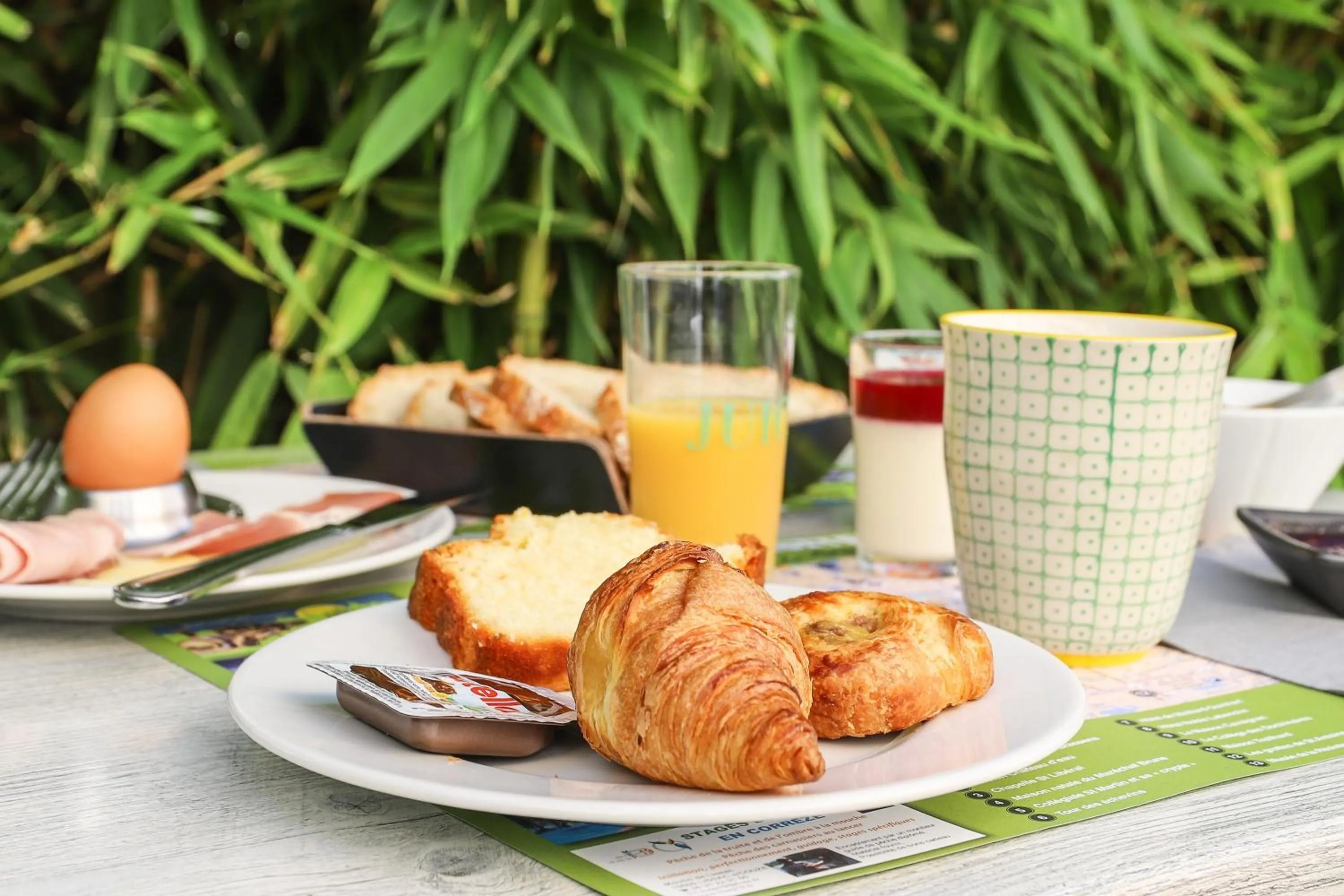Continental breakfast in Hôtel La Réserve de Brive