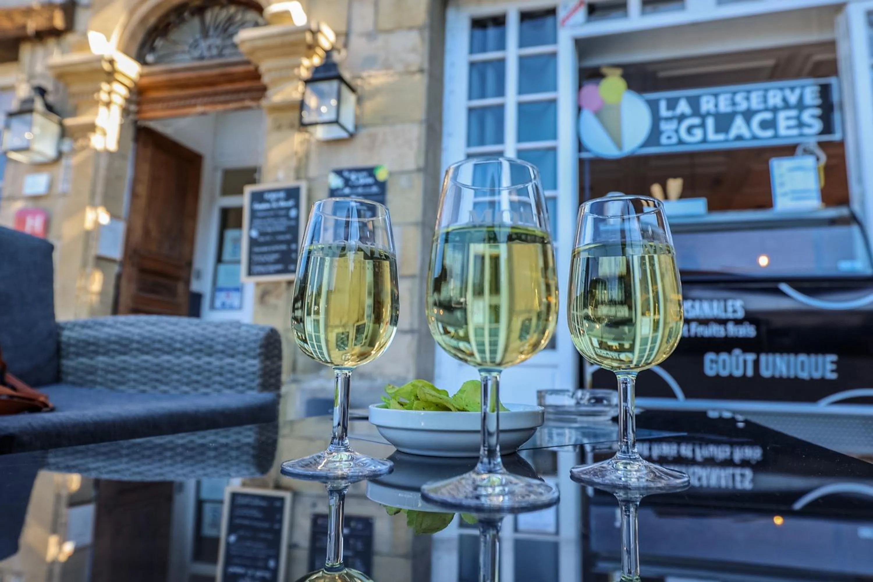Patio in Hôtel La Réserve de Brive