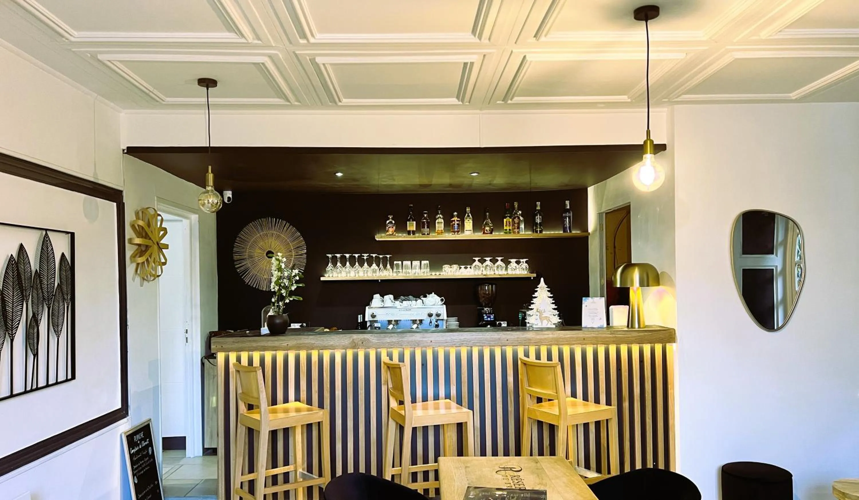 Lounge or bar in Hôtel La Réserve de Brive