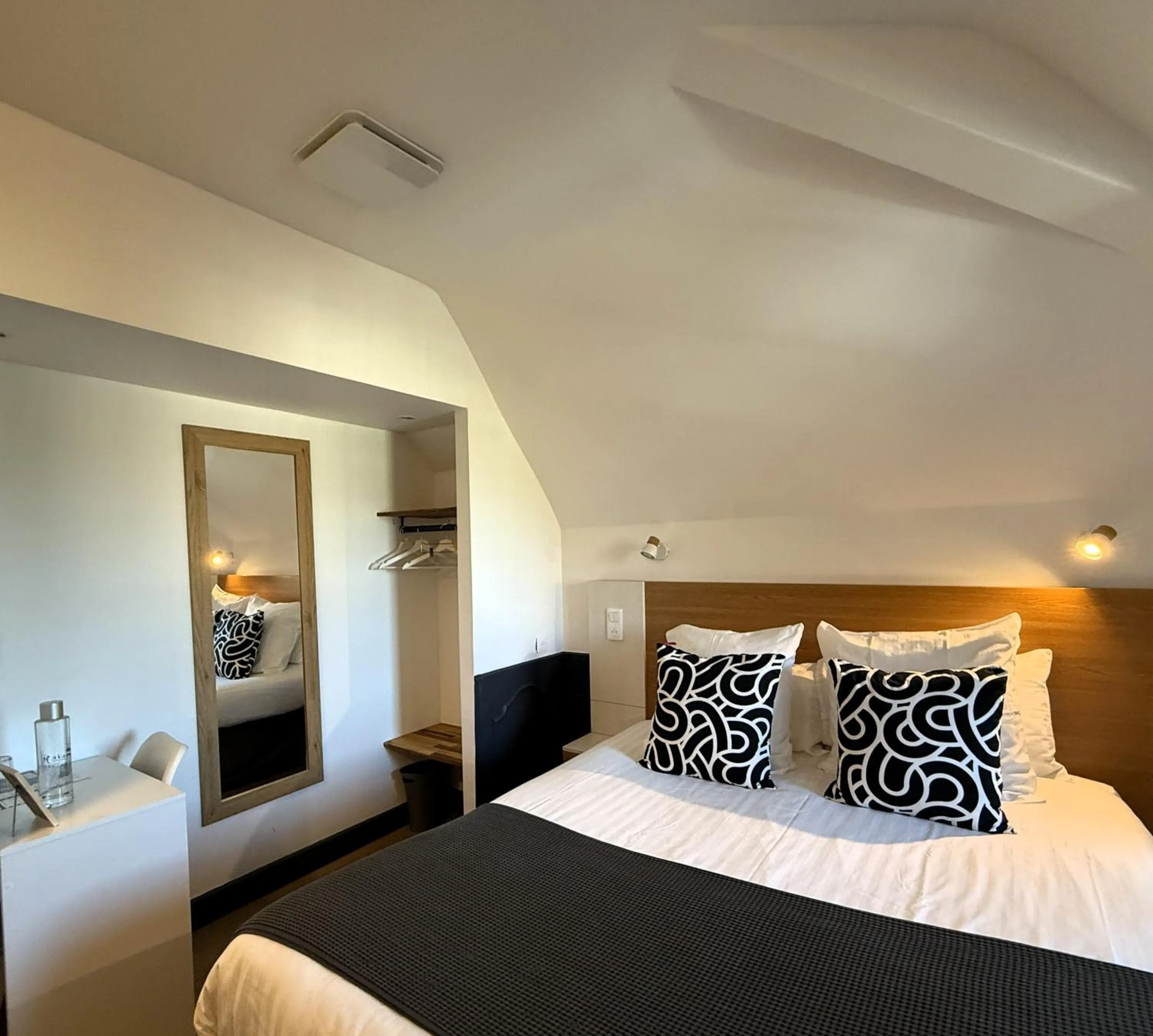 Photo of the whole room, Bed in Hôtel La Réserve de Brive