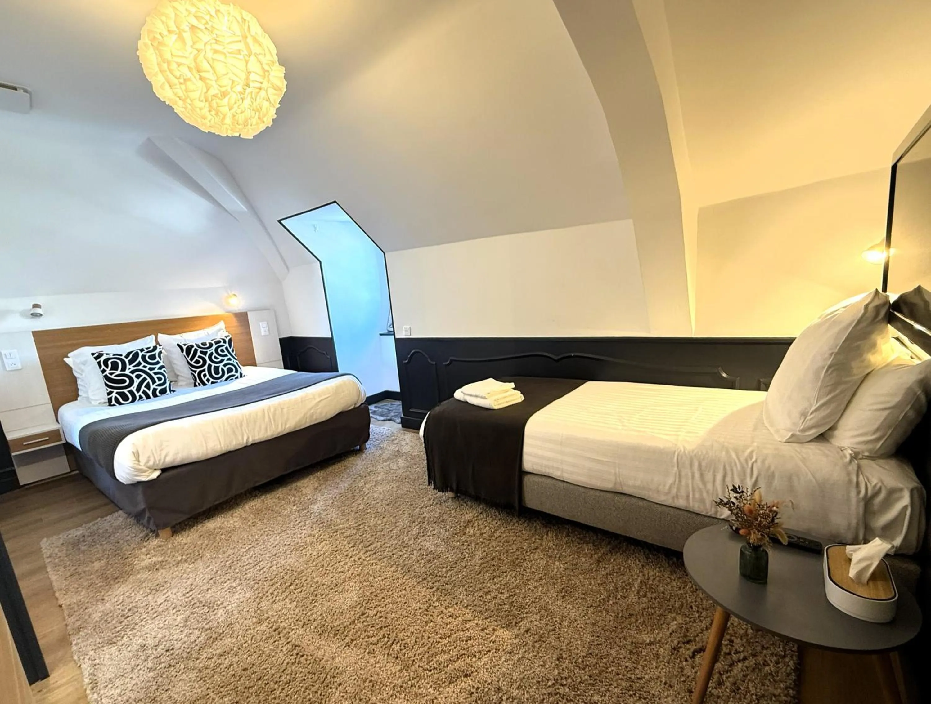 Photo of the whole room, Bed in Hôtel La Réserve de Brive