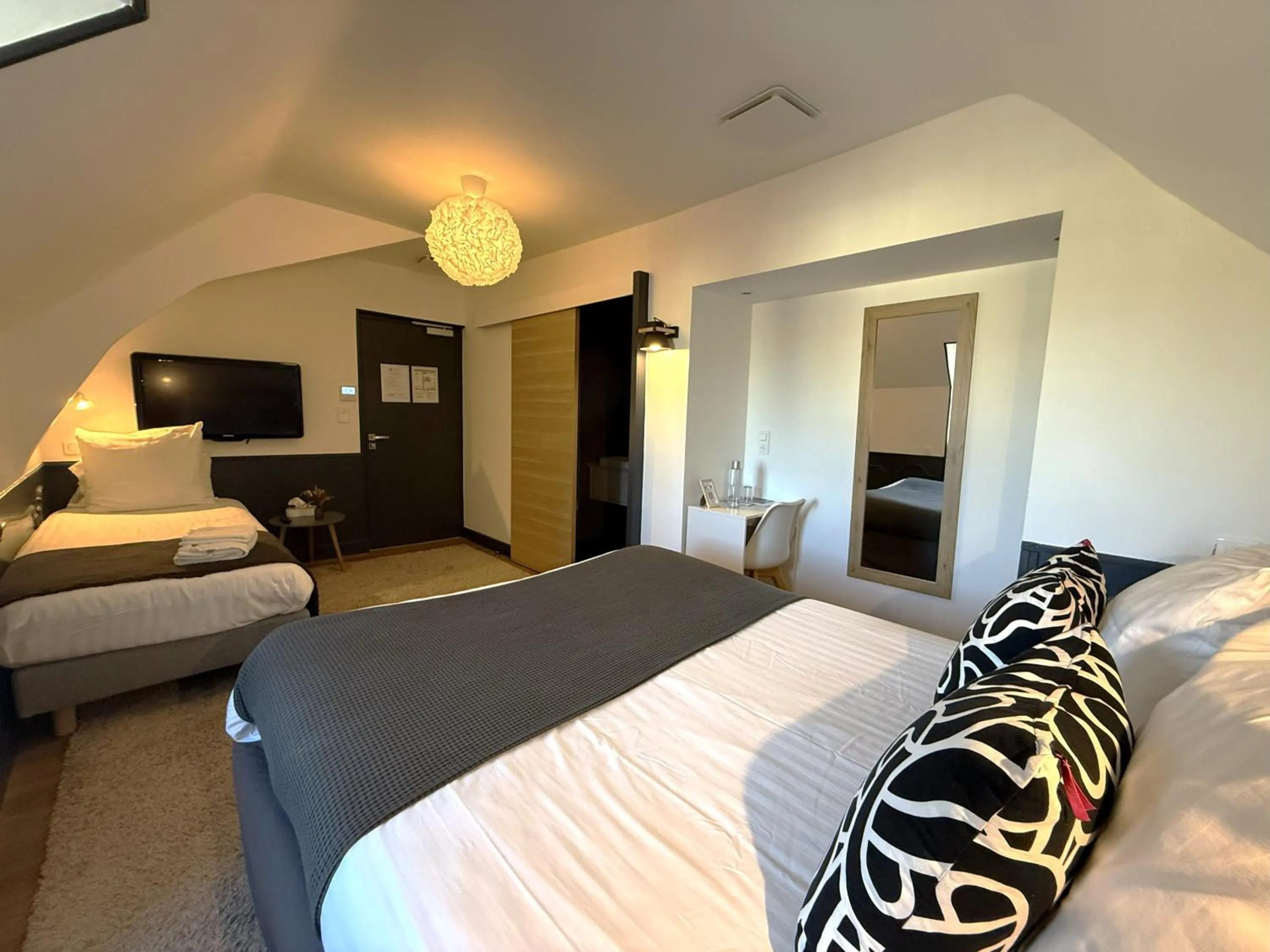 Photo of the whole room, Bed in Hôtel La Réserve de Brive