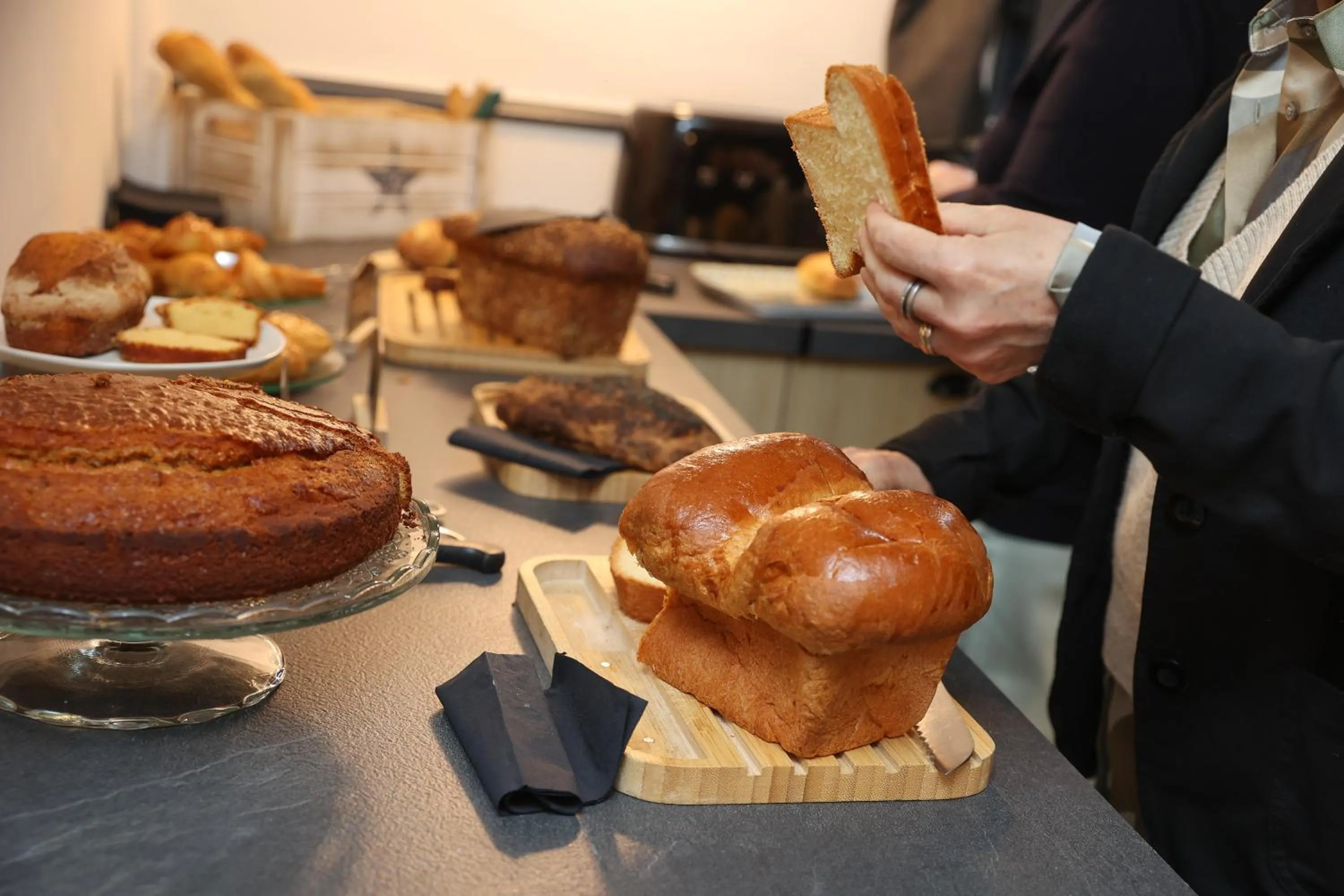 Continental breakfast in Hôtel La Réserve de Brive