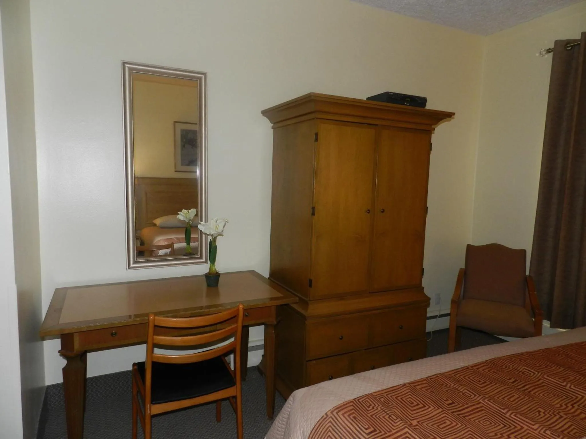 Bed in L'Auberge de l'Aeroport Inn