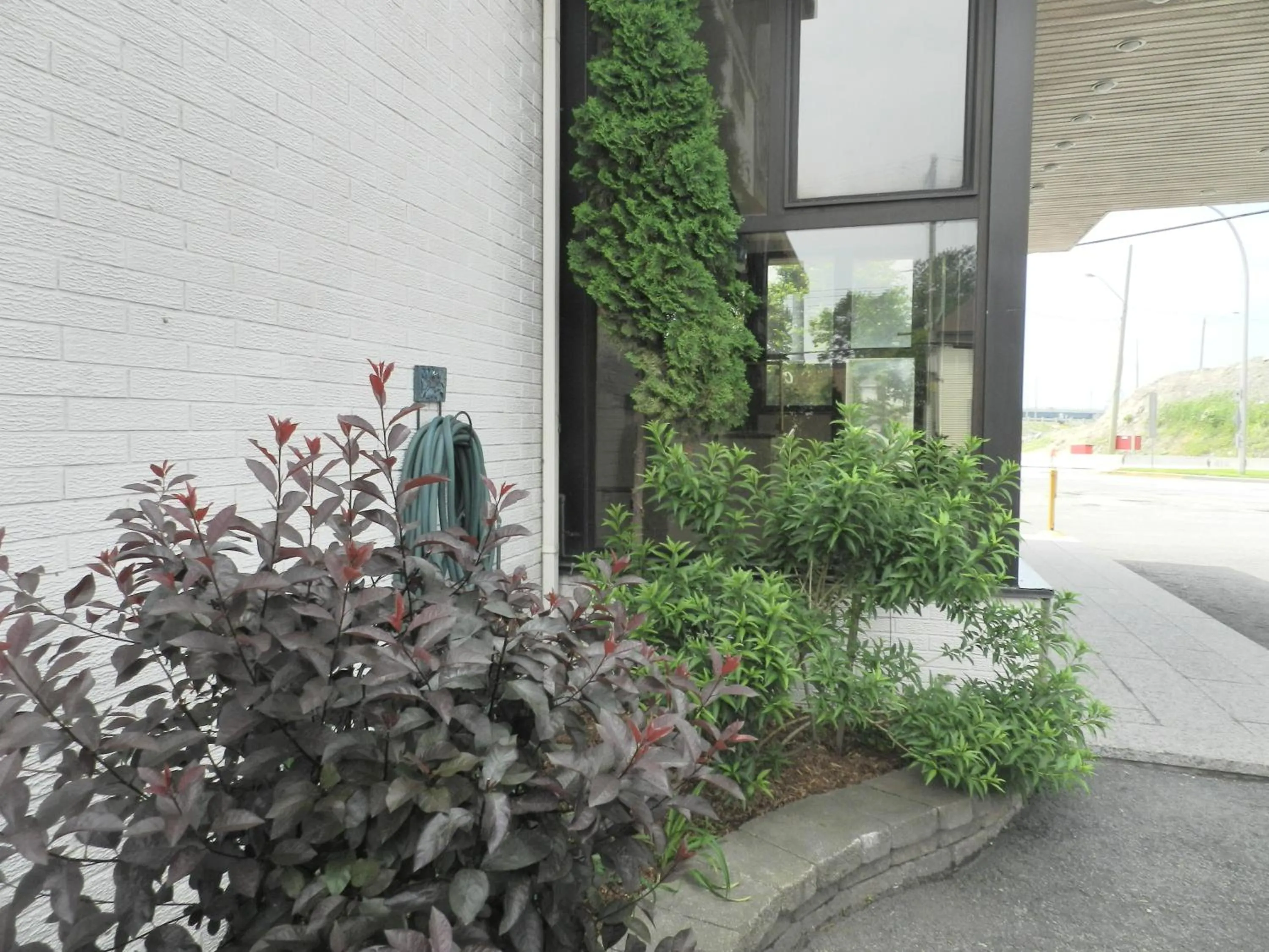 Facade/entrance in L'Auberge de l'Aeroport Inn
