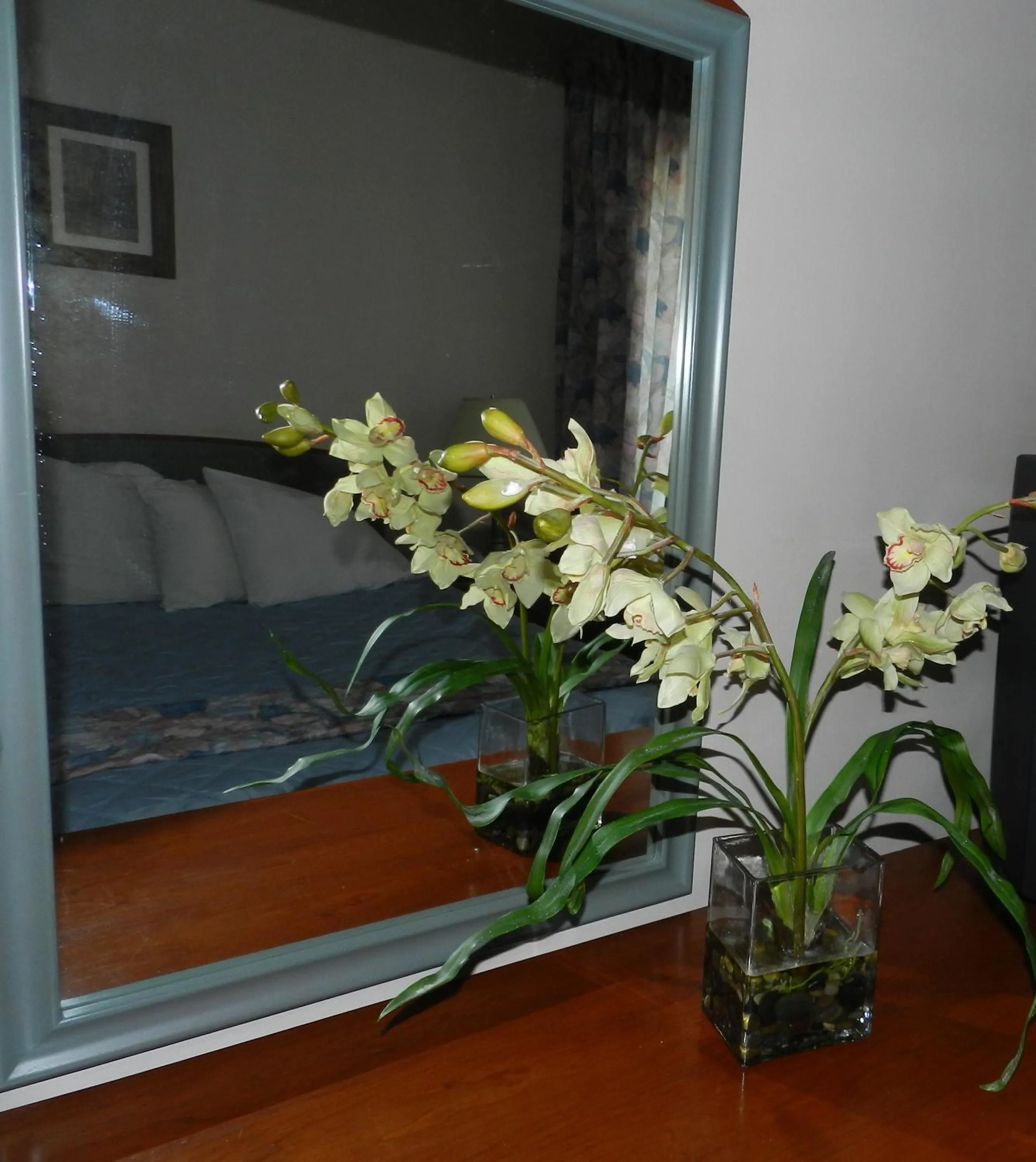 Bed in L'Auberge de l'Aeroport Inn