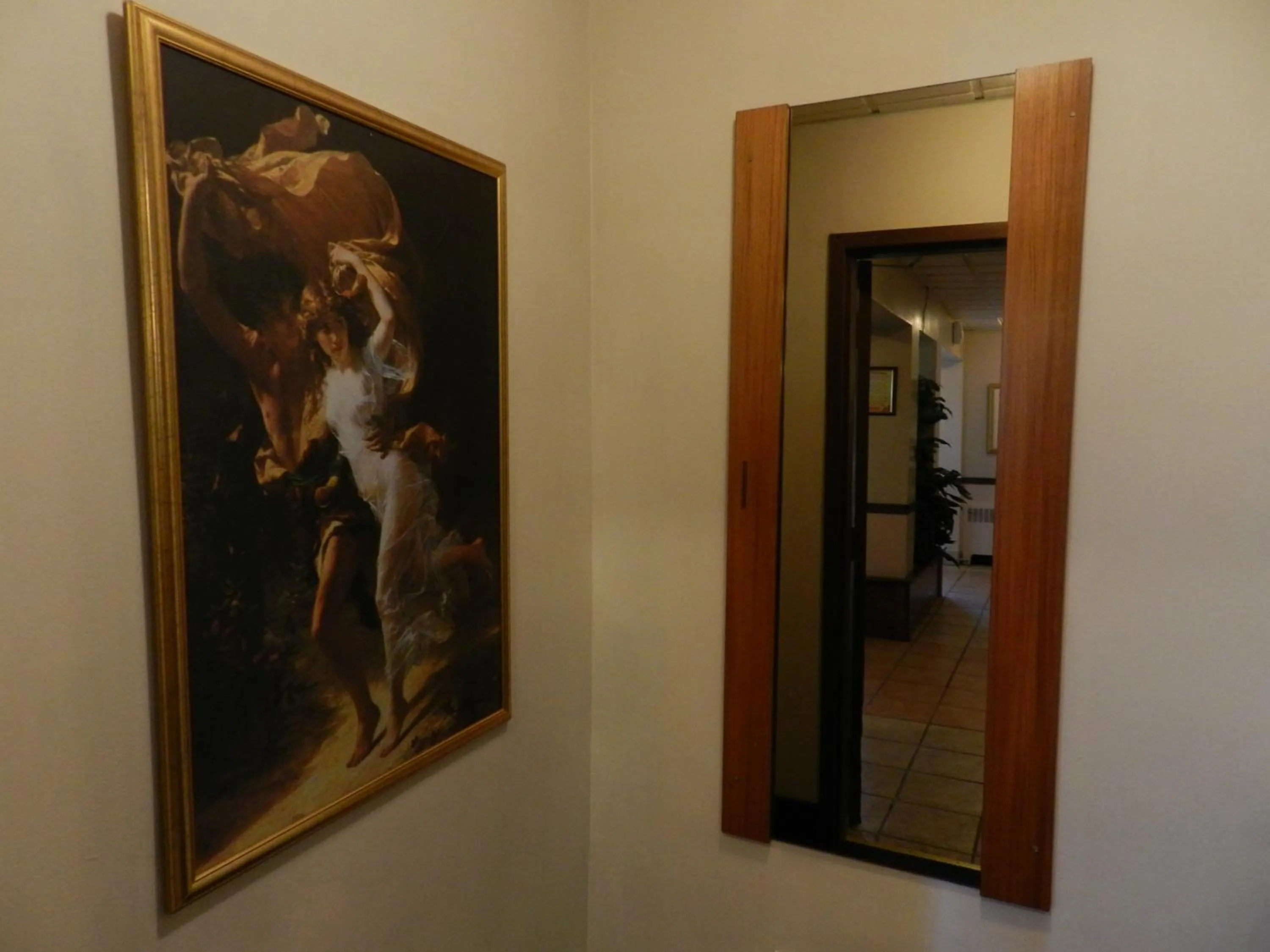 Decorative detail in L'Auberge de l'Aeroport Inn