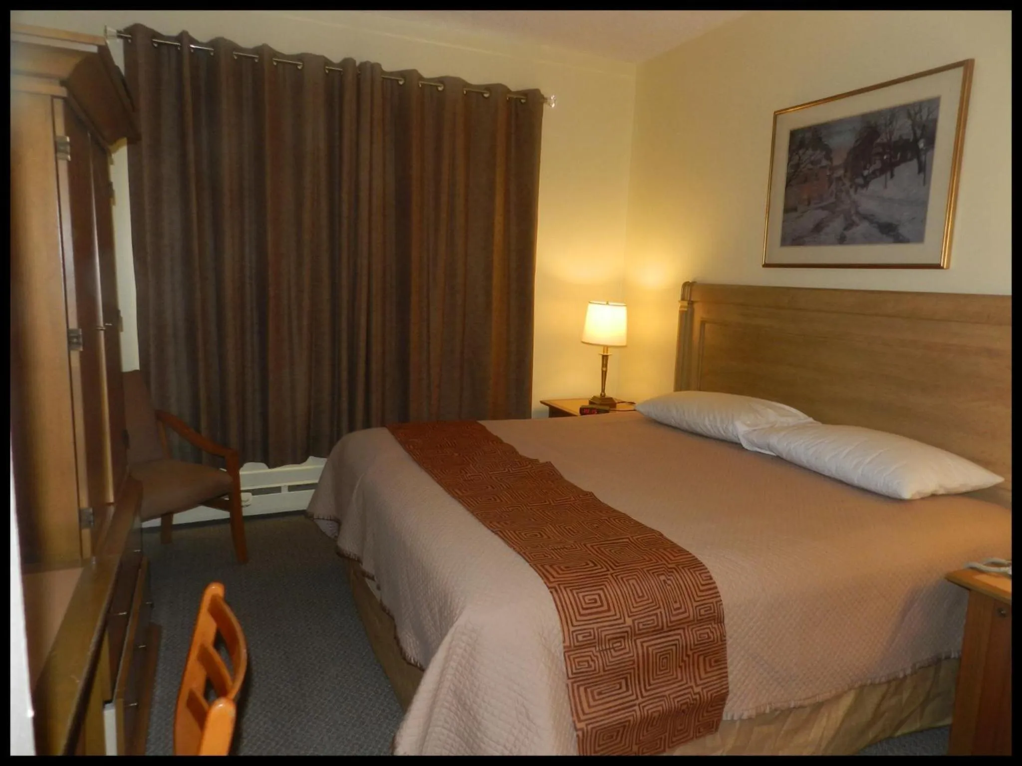 Bed in L'Auberge de l'Aeroport Inn