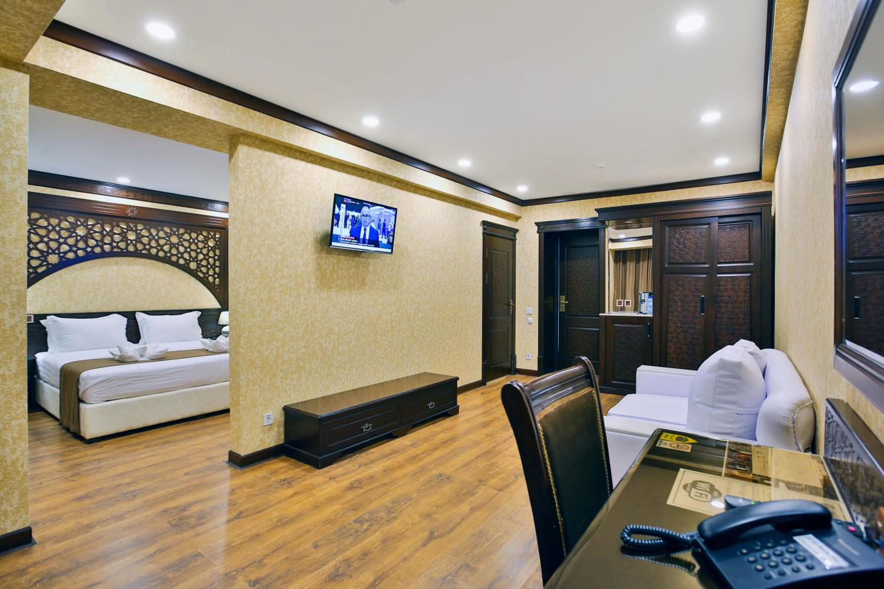 Photo of the whole room, Bed in Orient Star Varahsha