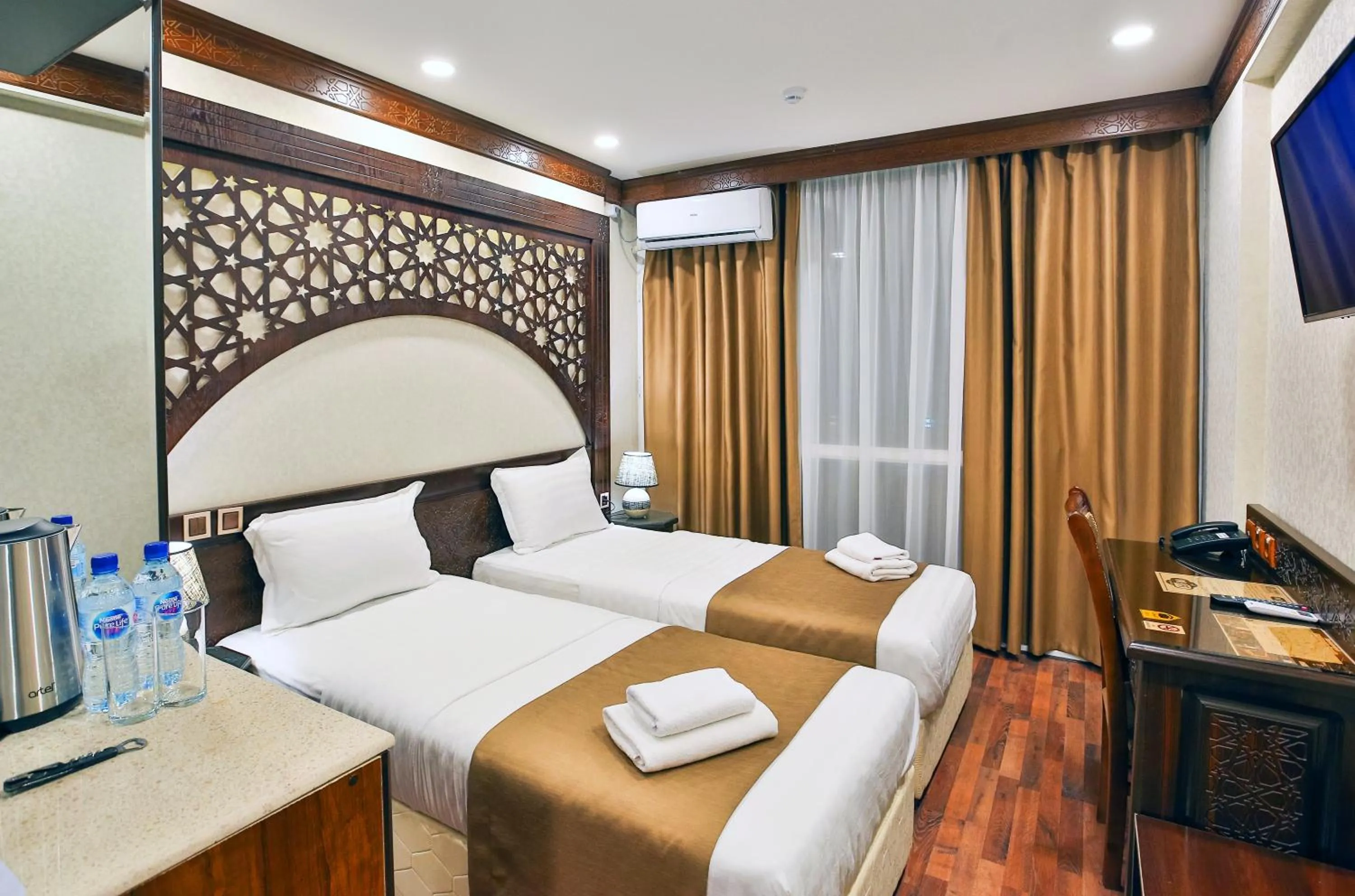 Photo of the whole room, Bed in Orient Star Varahsha