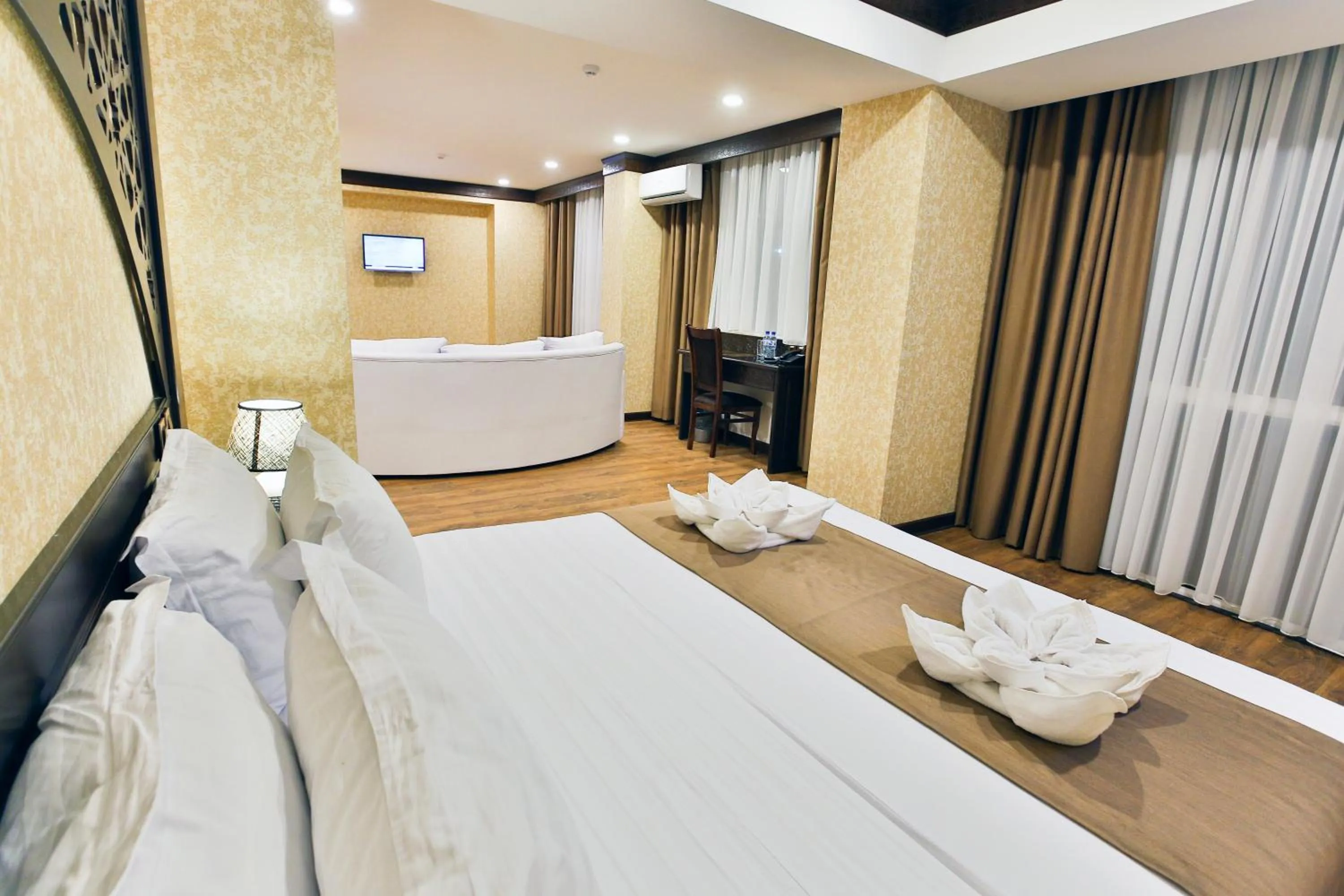 Photo of the whole room, Bed in Orient Star Varahsha