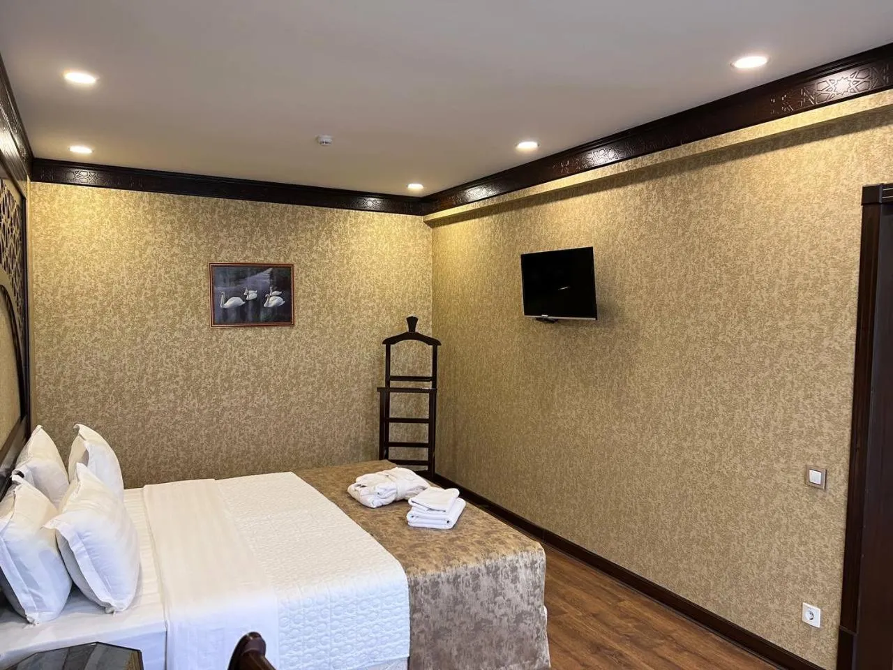 Photo of the whole room, Bed in Orient Star Varahsha