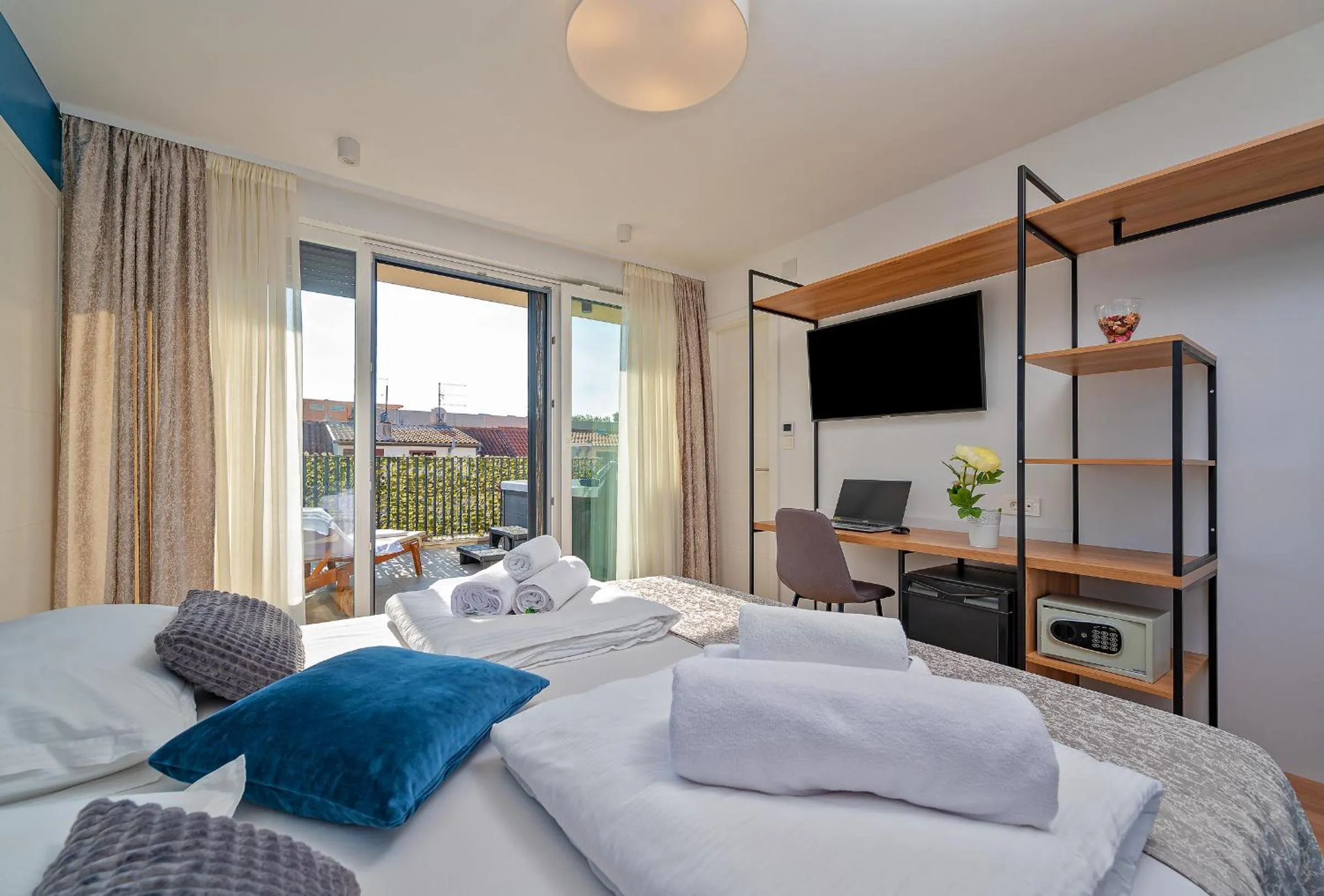 Bedroom, Bed in Seven Seas Residence