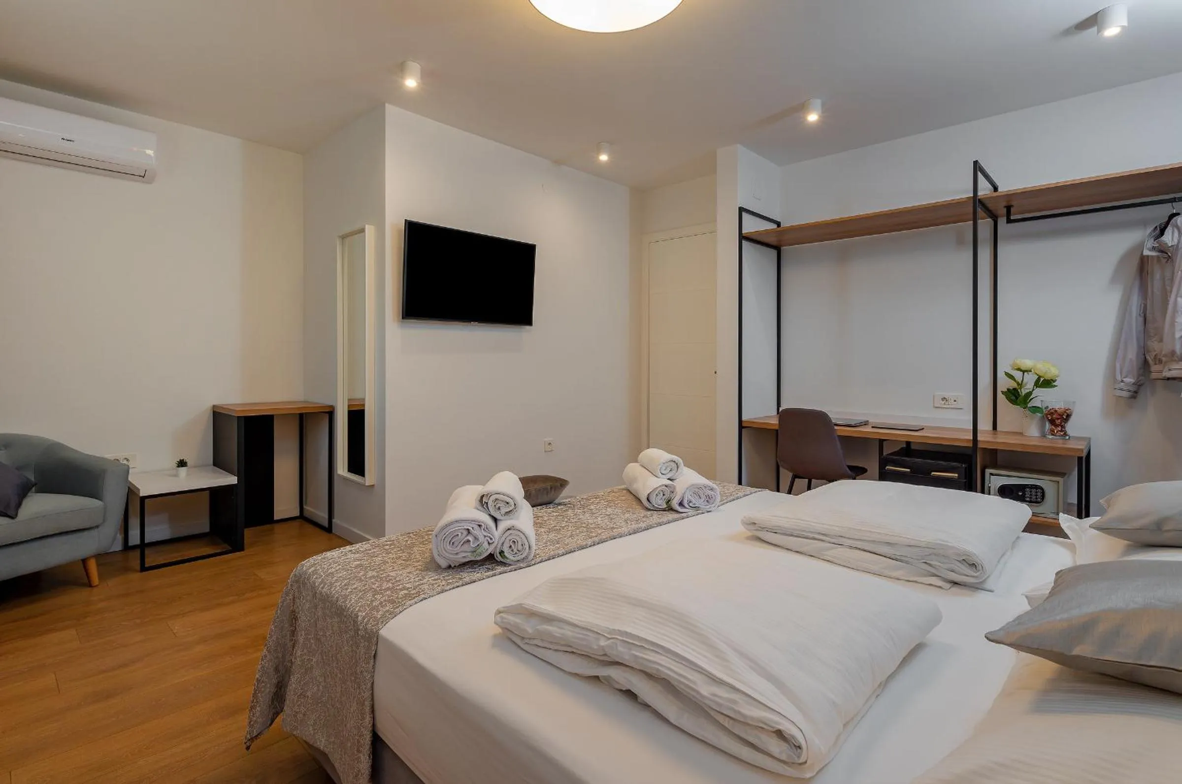Bedroom, Bed in Seven Seas Residence
