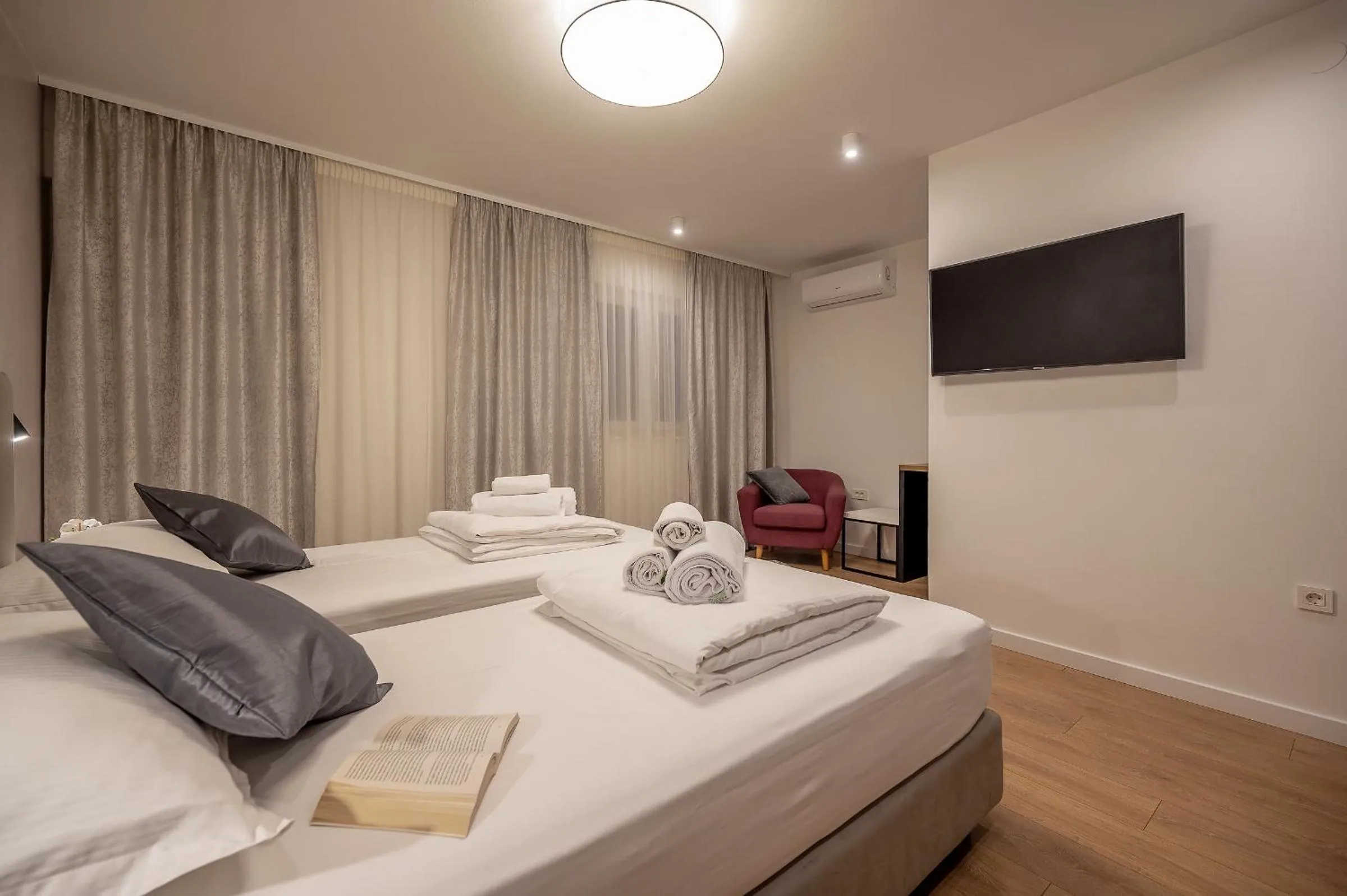 Bedroom, Bed in Seven Seas Residence