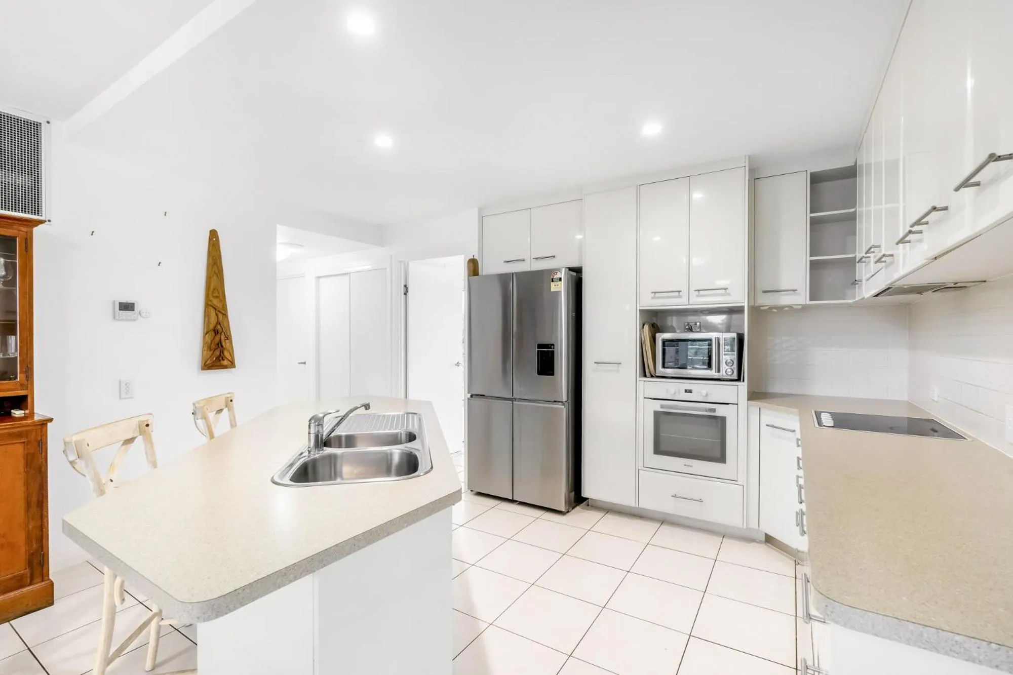 Kitchen or kitchenette in Tingeera Beachfront Apartments