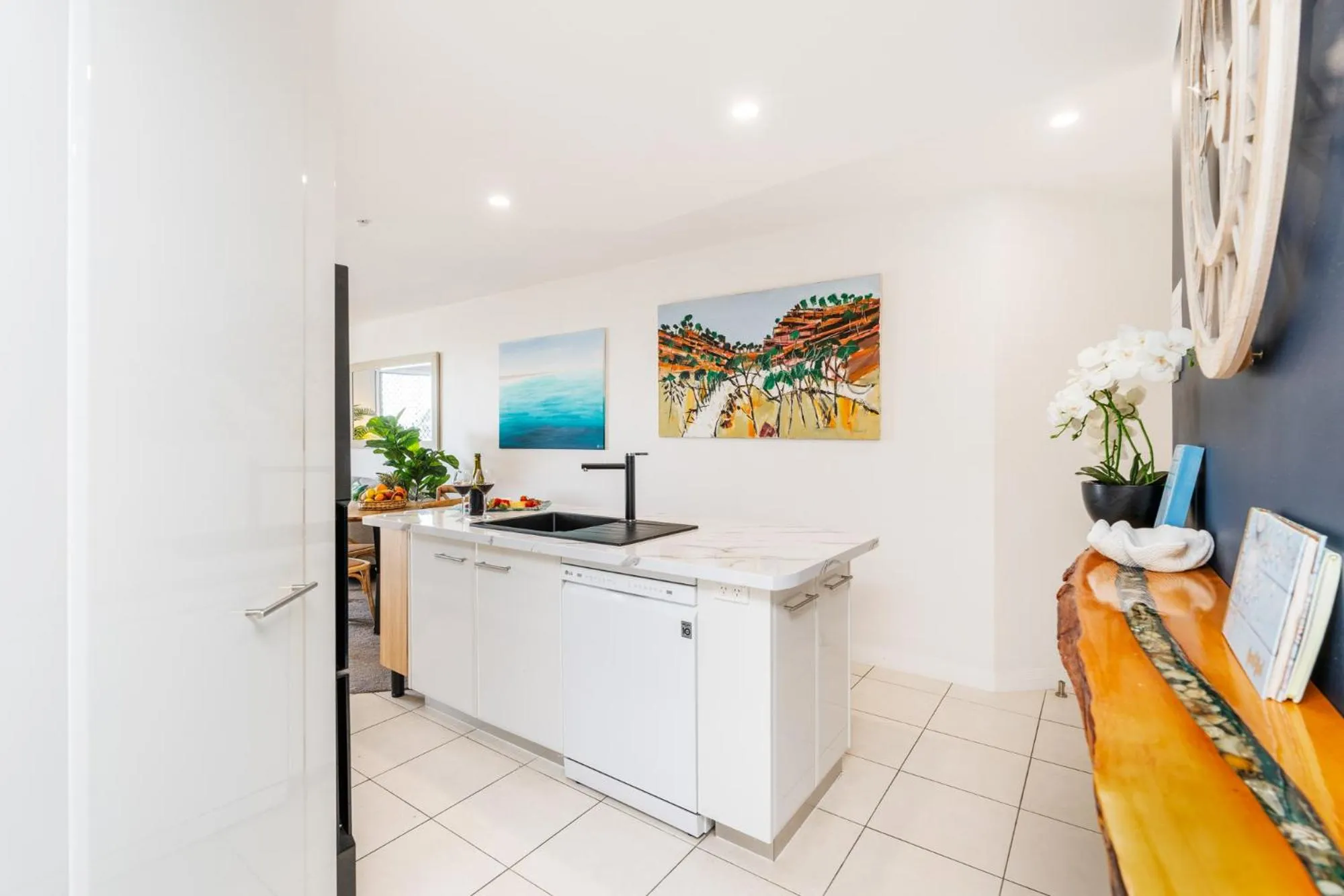 Kitchen or kitchenette in Tingeera Beachfront Apartments