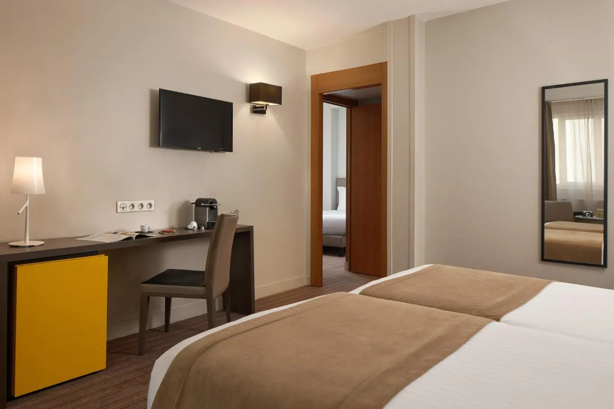 Quadruple with 2 Rooms in Timhotel Opéra Blanche Fontaine Quadruple with 2 Rooms in Timhotel Opéra Blanche Fontaine