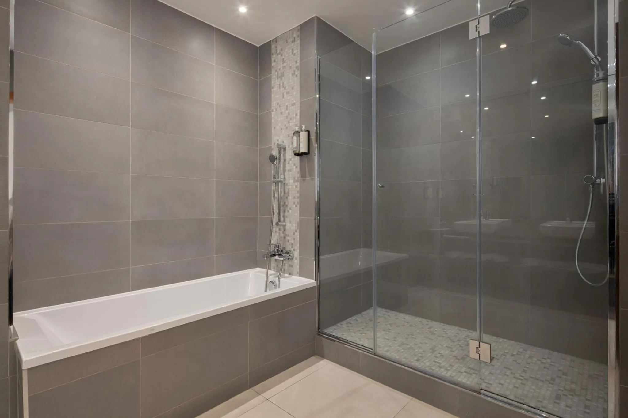 Bathroom in Timhotel Opéra Blanche Fontaine