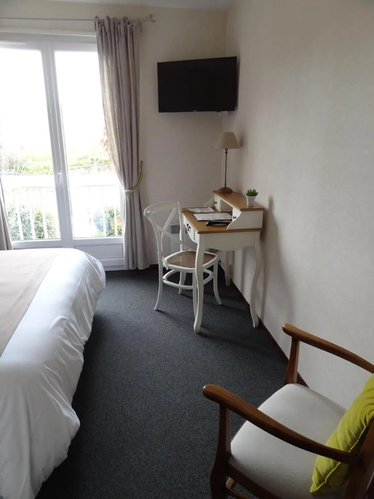 Seating area, Bed in Hôtel des Vignes - Juliénas