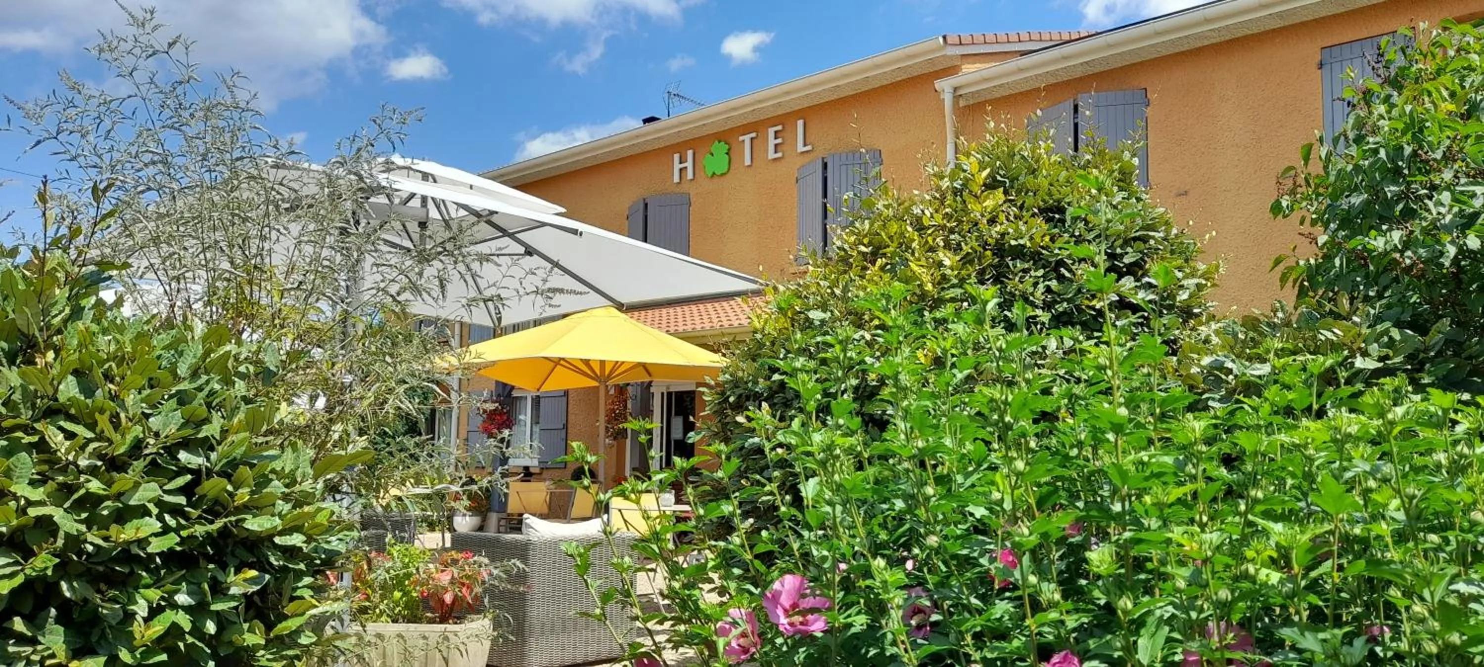 Patio in Hôtel des Vignes - Juliénas