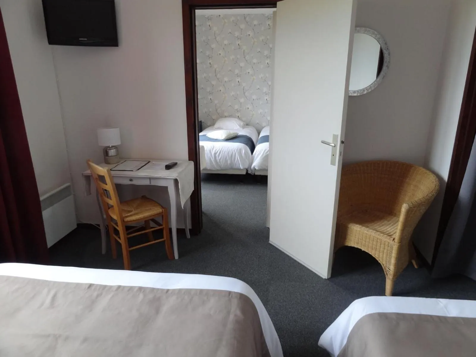 Photo of the whole room, Bed in Hôtel des Vignes - Juliénas