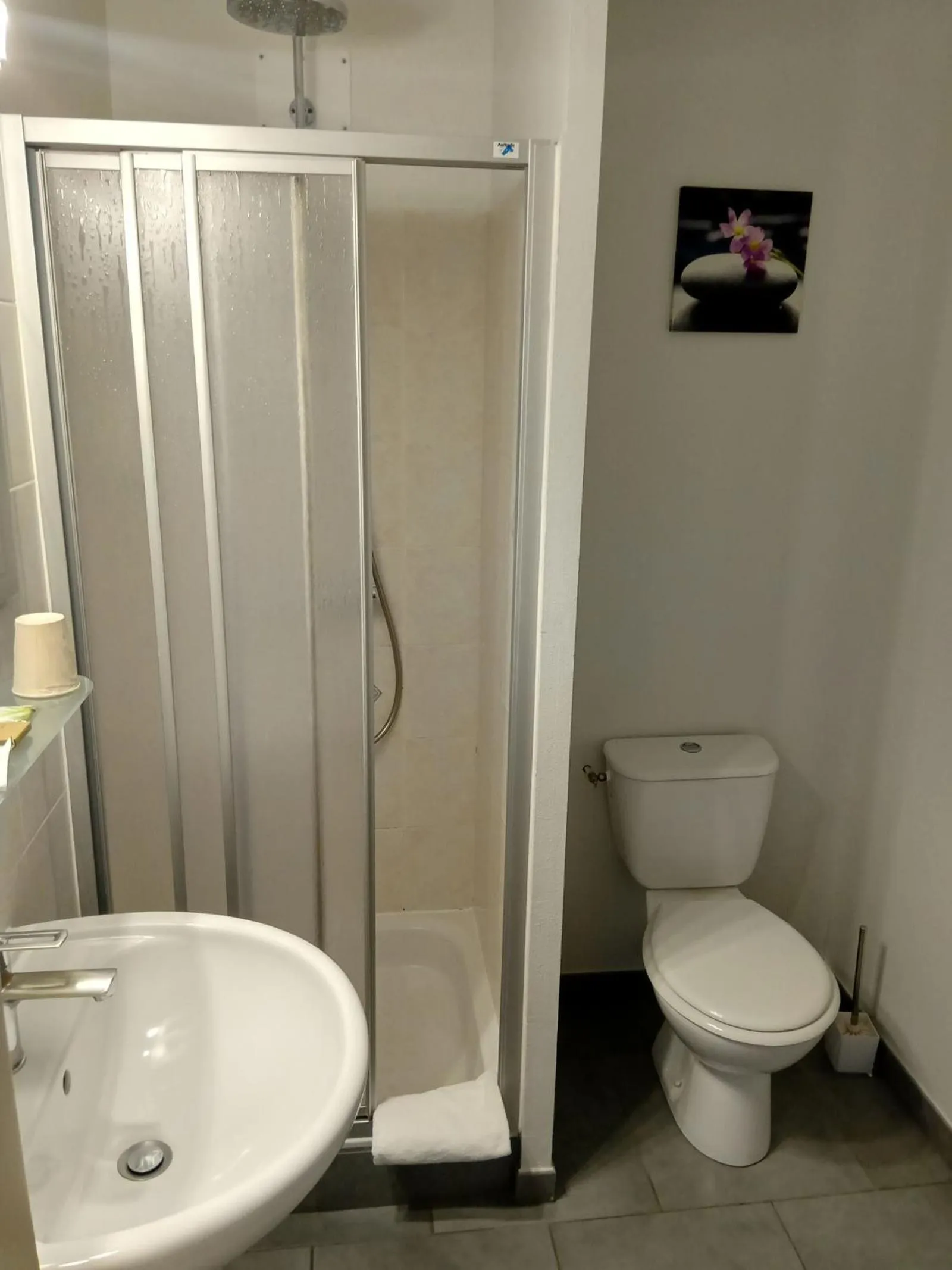 Bathroom in Hôtel des Vignes - Juliénas