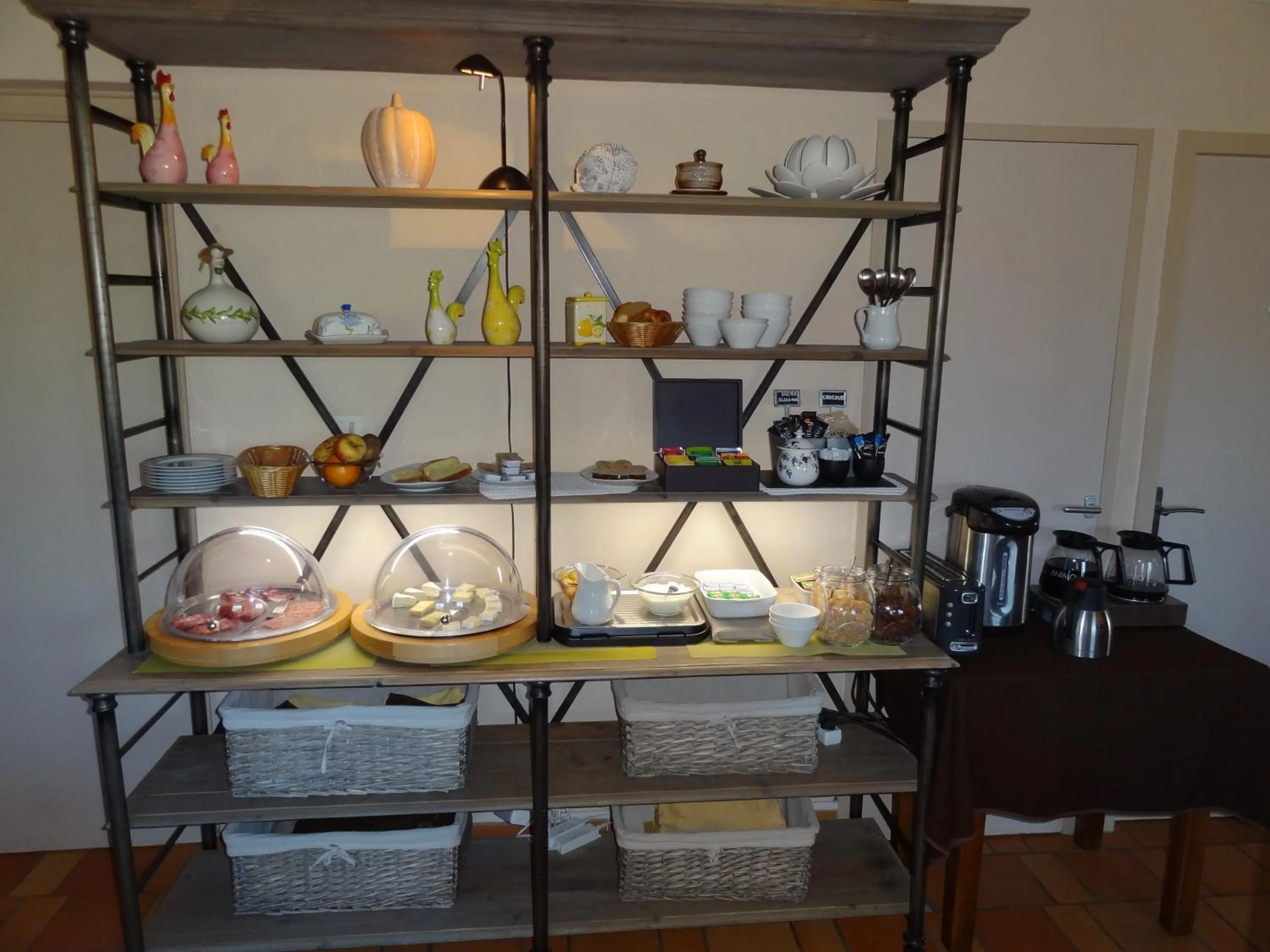 Buffet breakfast in Hôtel des Vignes - Juliénas