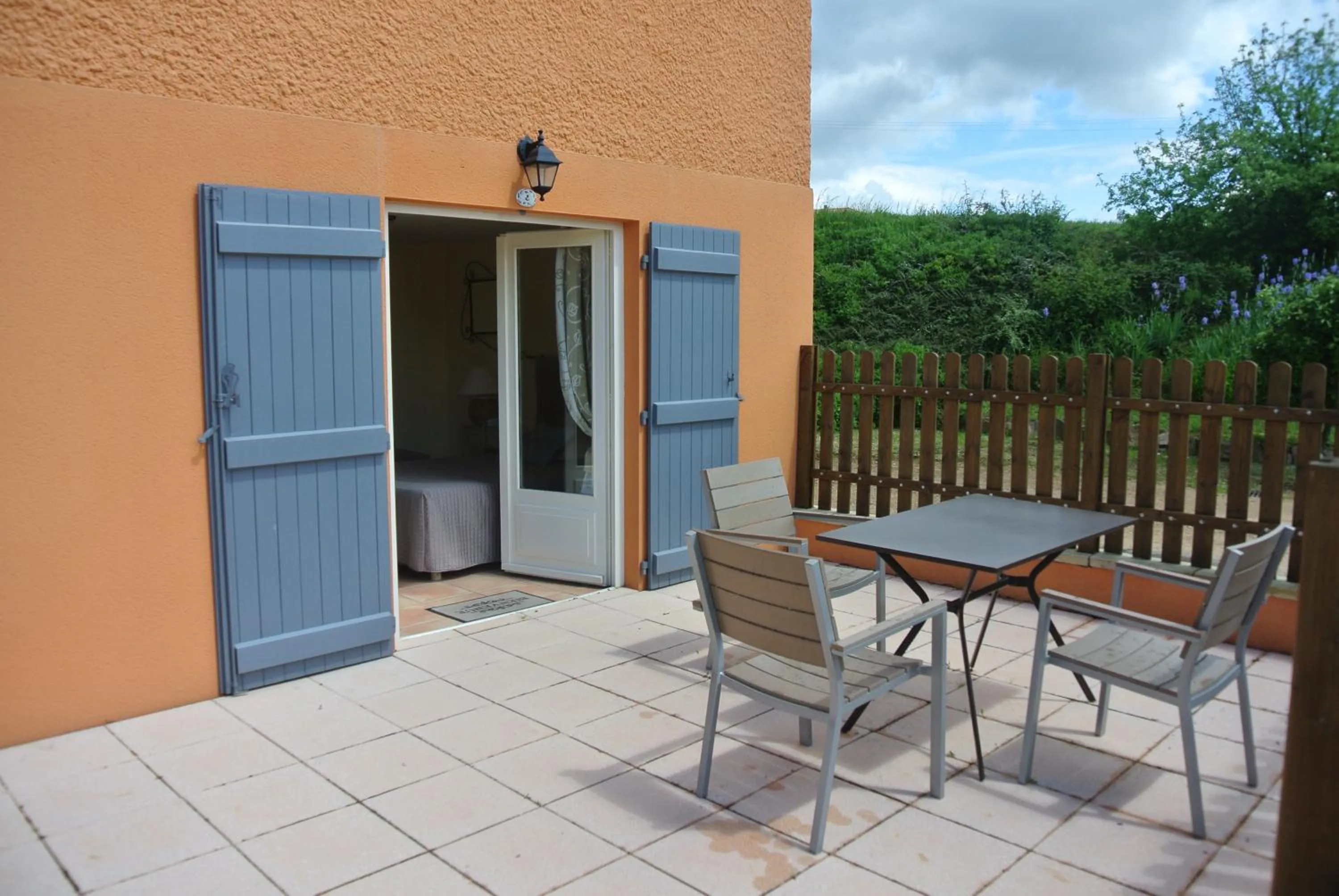 Patio in Hôtel des Vignes - Juliénas