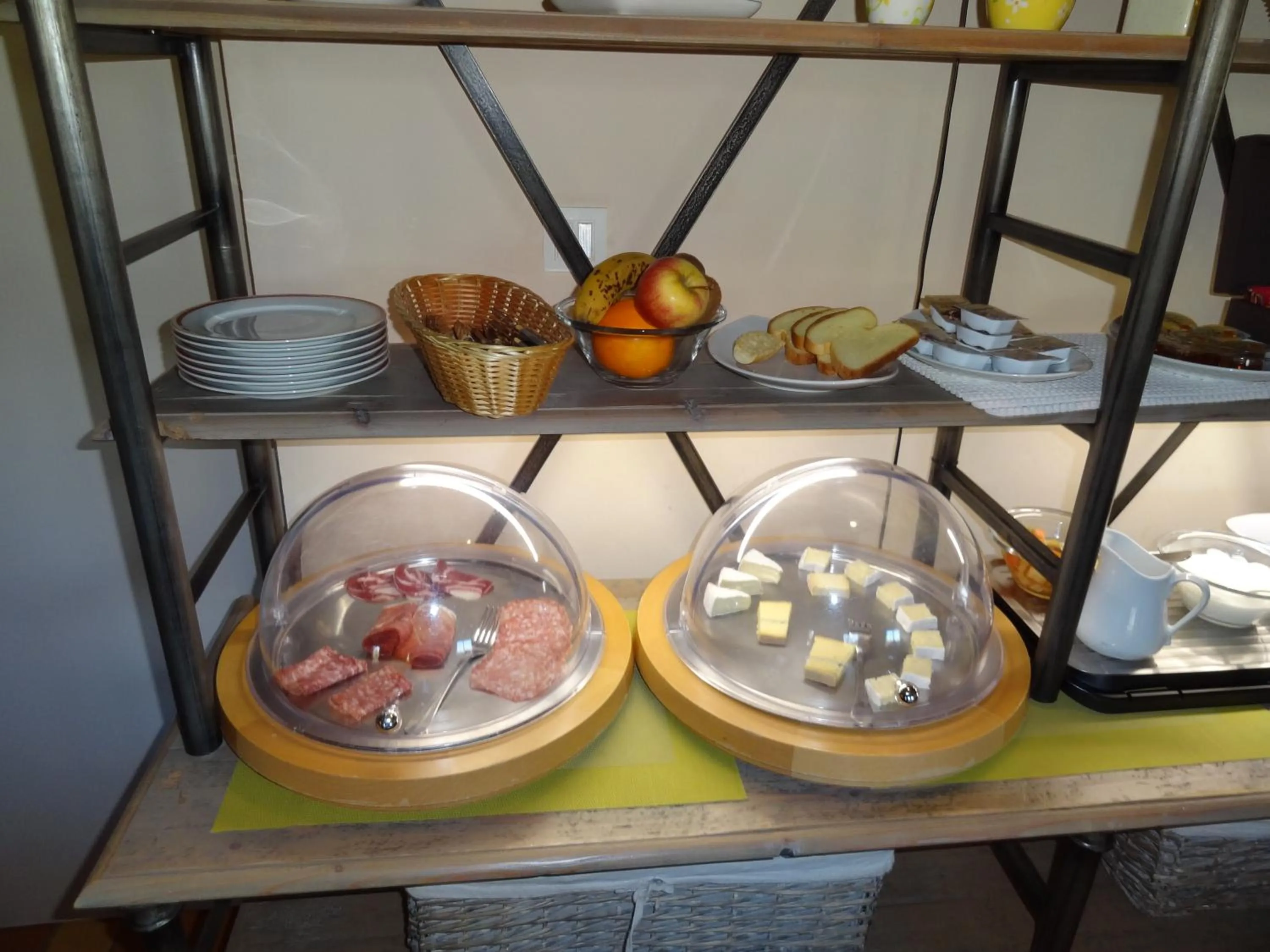 Buffet breakfast in Hôtel des Vignes - Juliénas