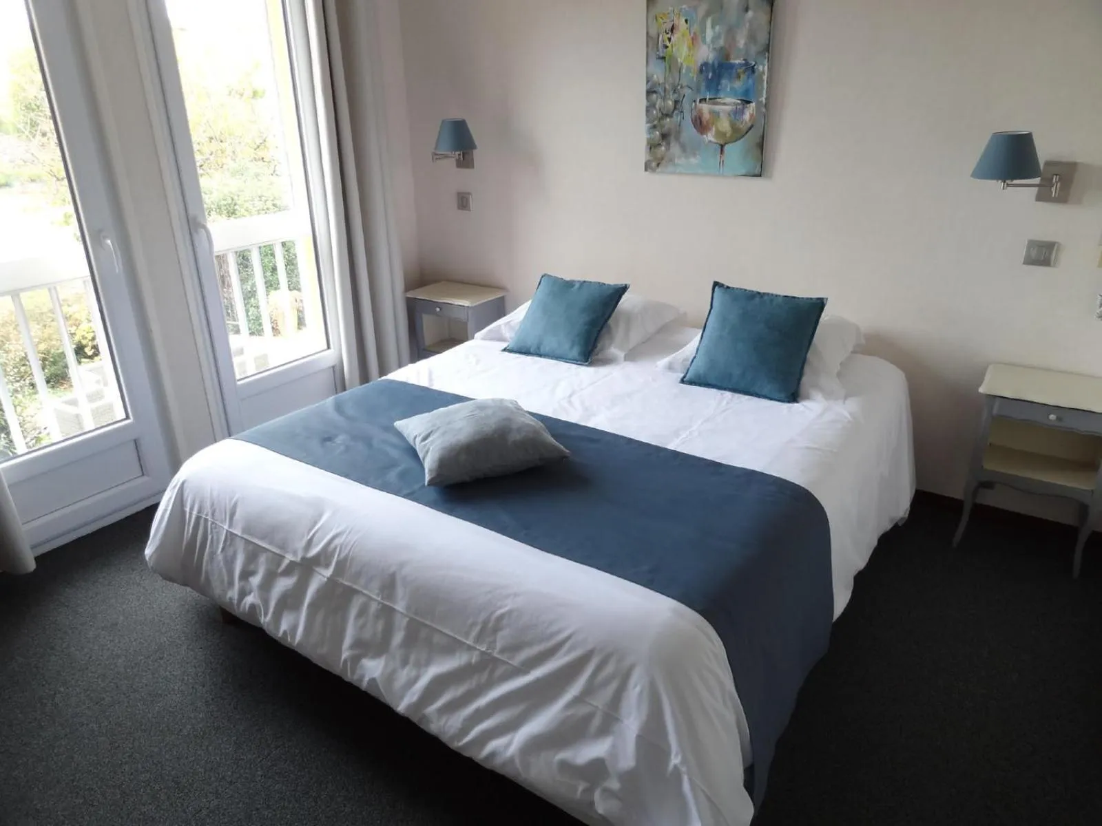 Photo of the whole room, Bed in Hôtel des Vignes - Juliénas