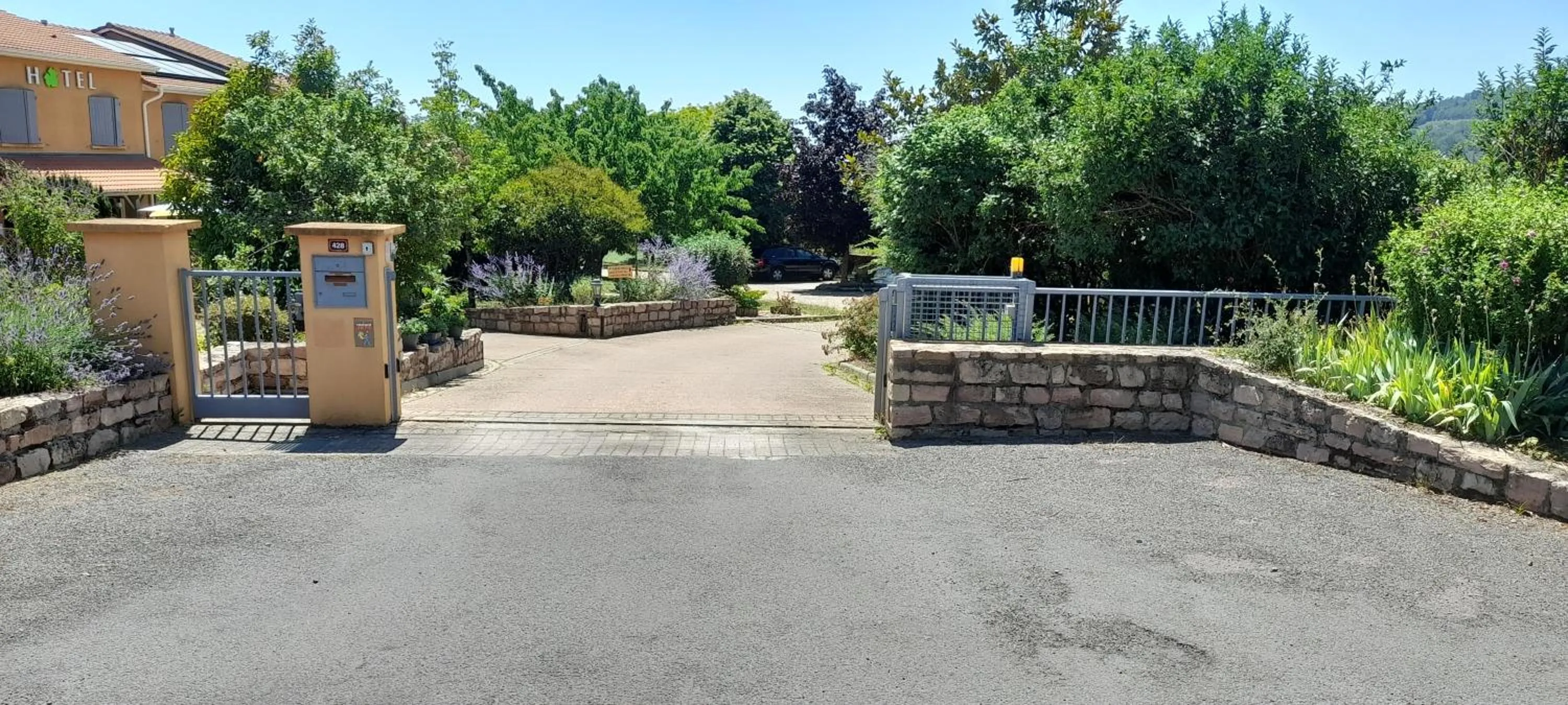 Facade/entrance in Hôtel des Vignes - Juliénas