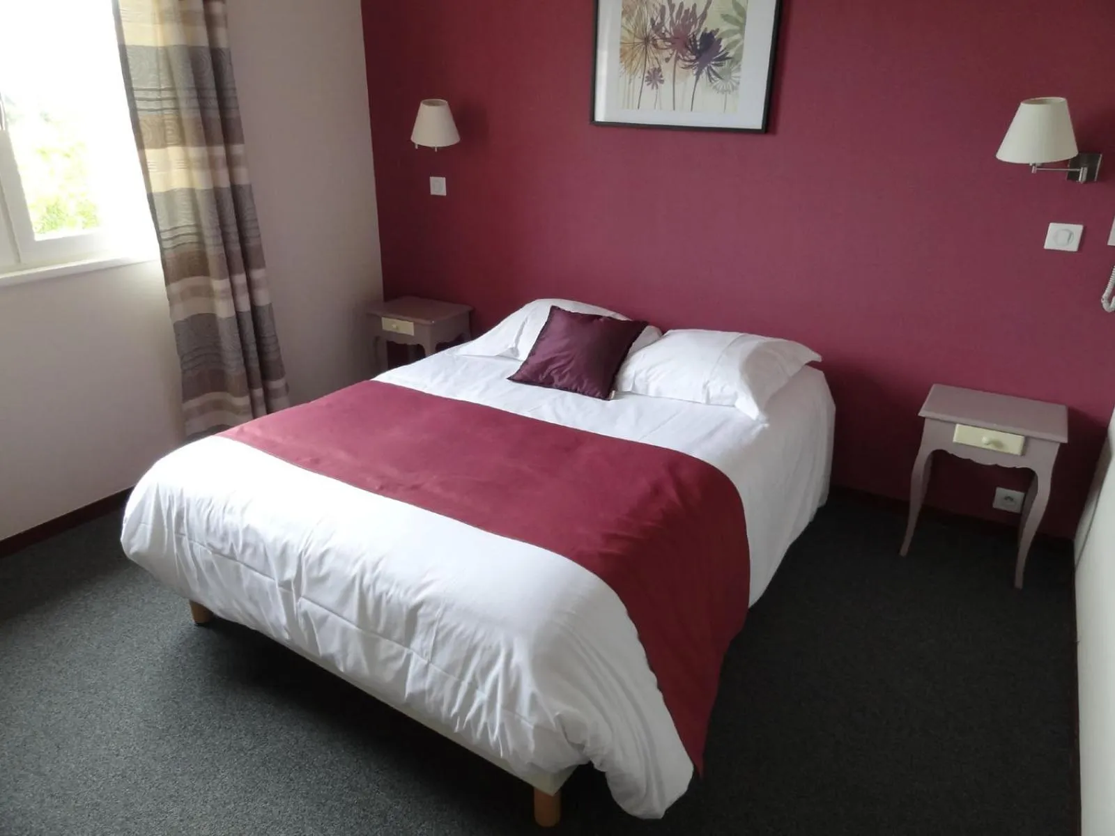 Photo of the whole room, Bed in Hôtel des Vignes - Juliénas