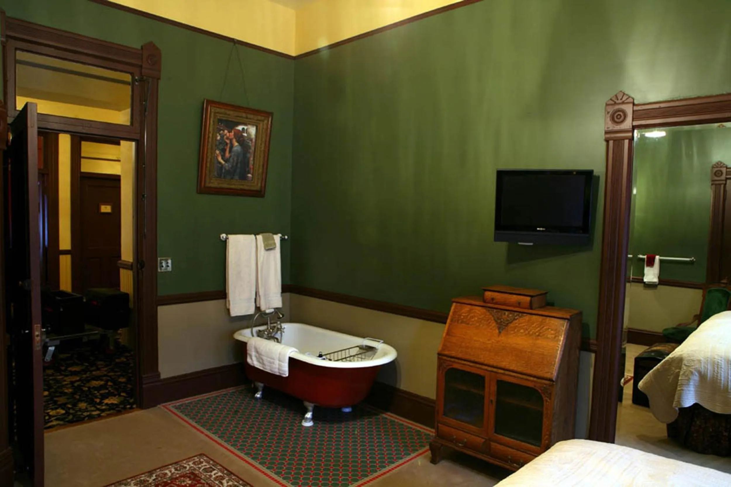 Shower, Bed in Martin & Mason Hotel