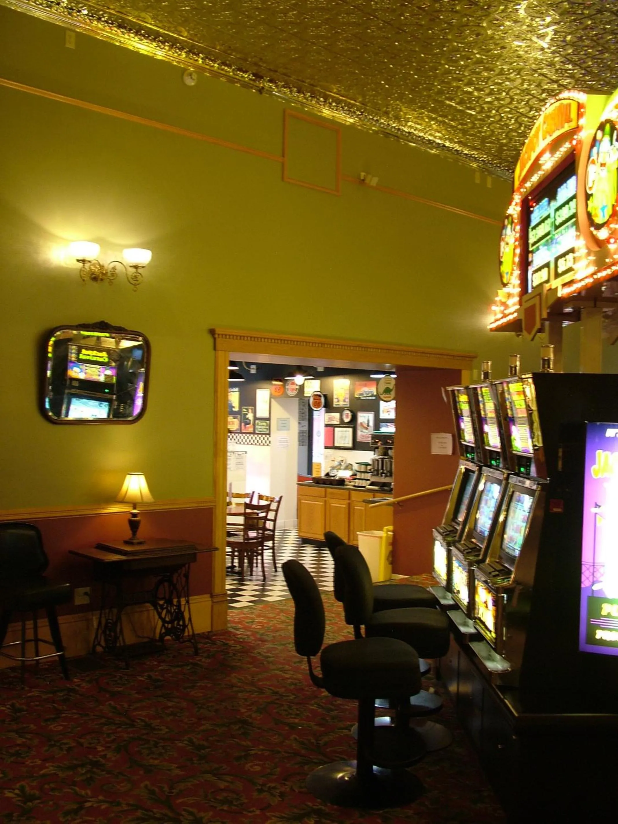 Restaurant/places to eat in Martin & Mason Hotel