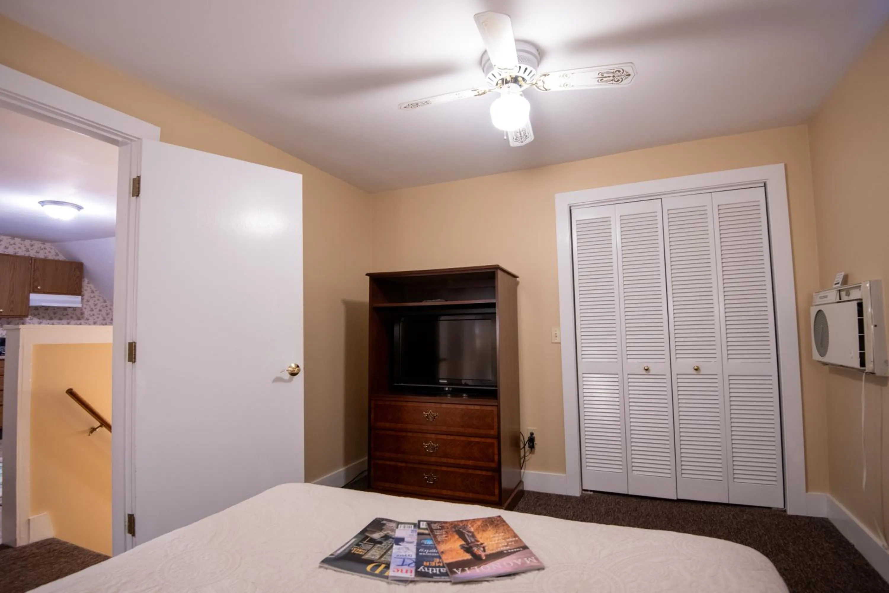 TV and multimedia, Bed in Bar Harbor Manor