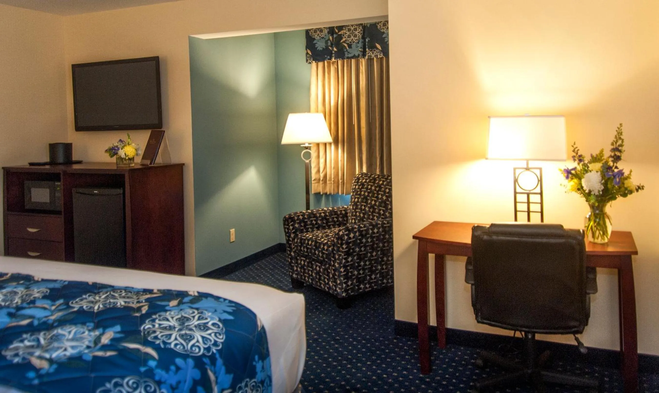 Photo of the whole room, Bed in Bar Harbor Manor
