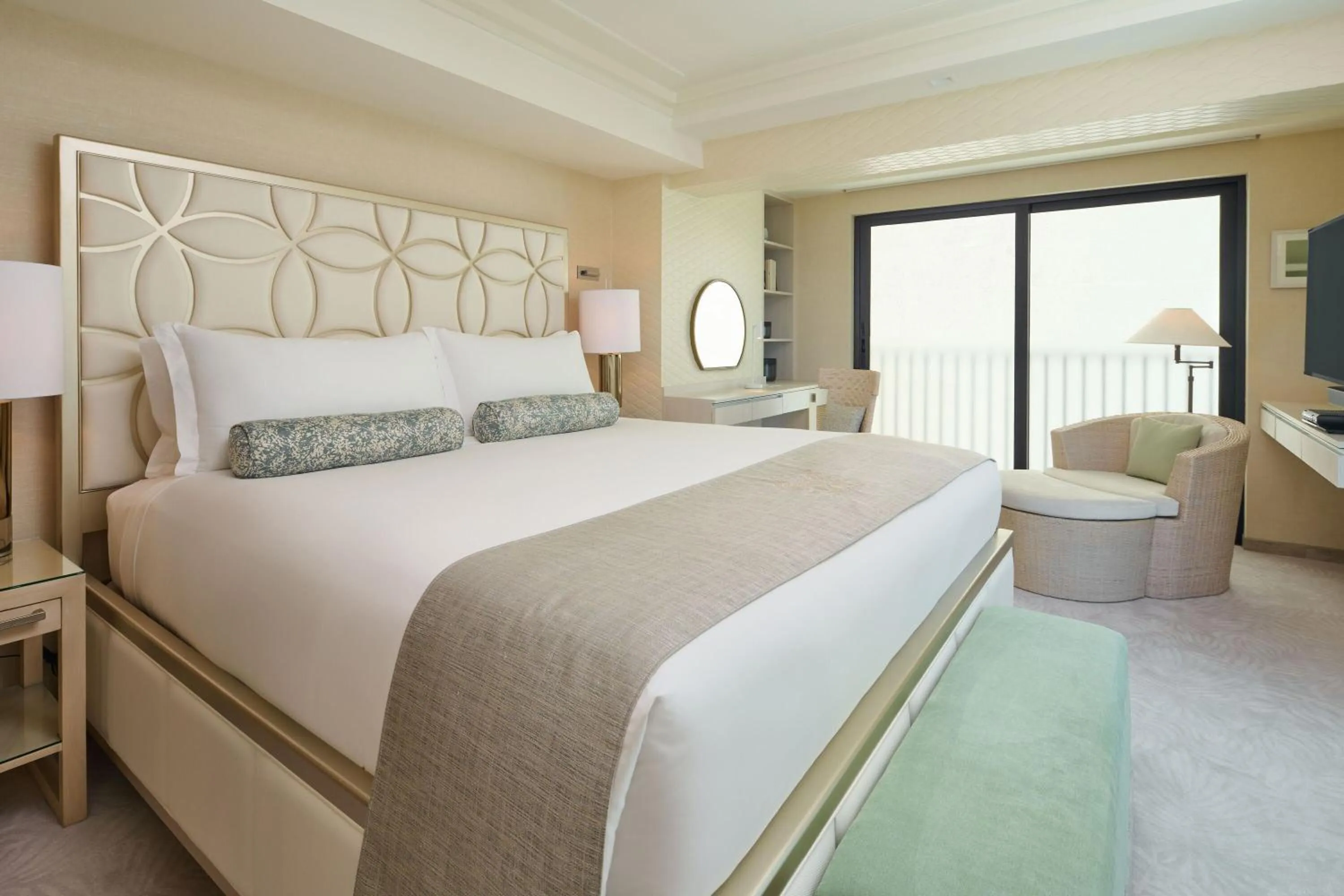 Bed in ESPACIO THE JEWEL OF WAIKIKI