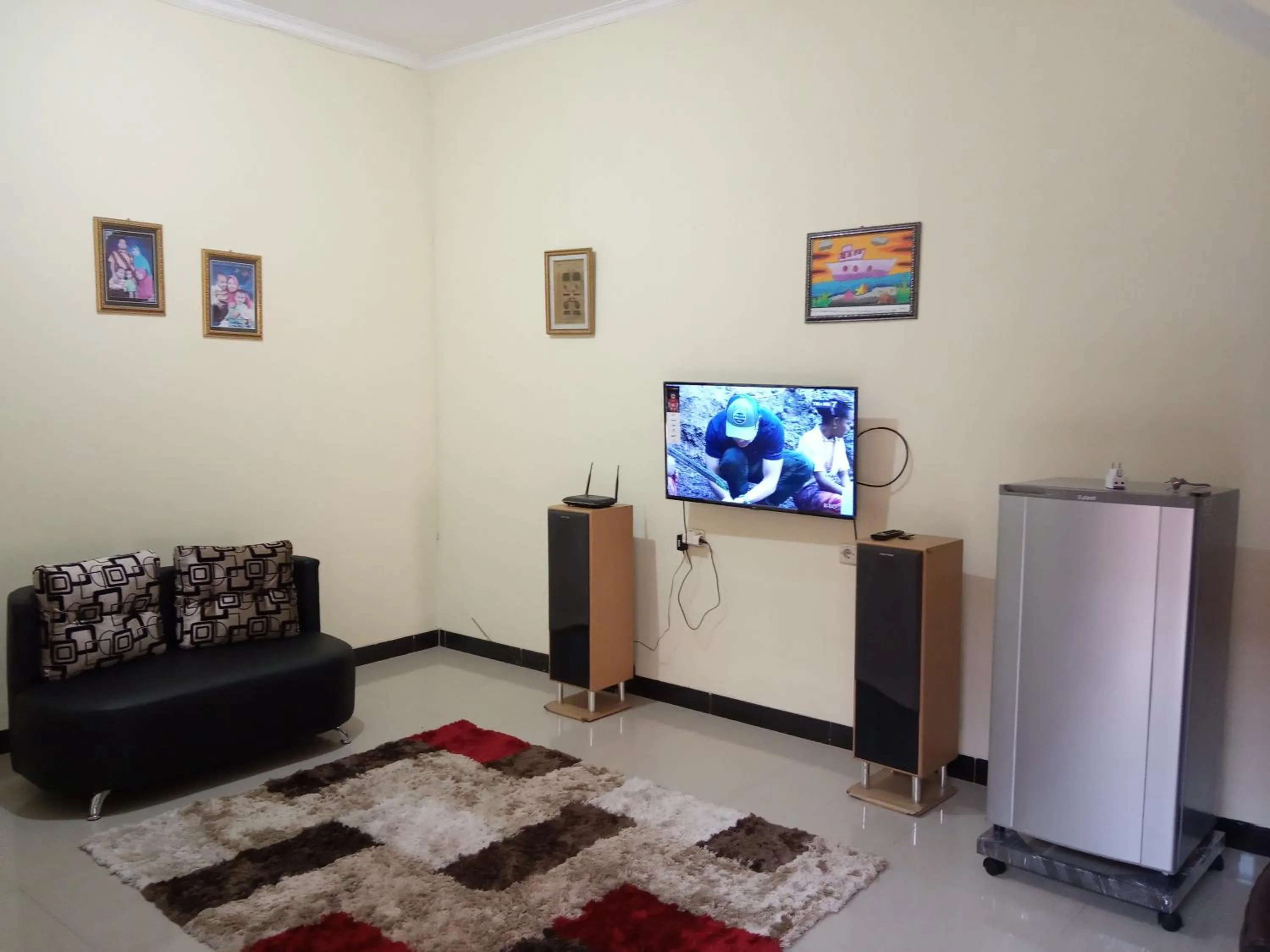 Communal lounge/ TV room in Homestay Tegal Kota by Simply Homy