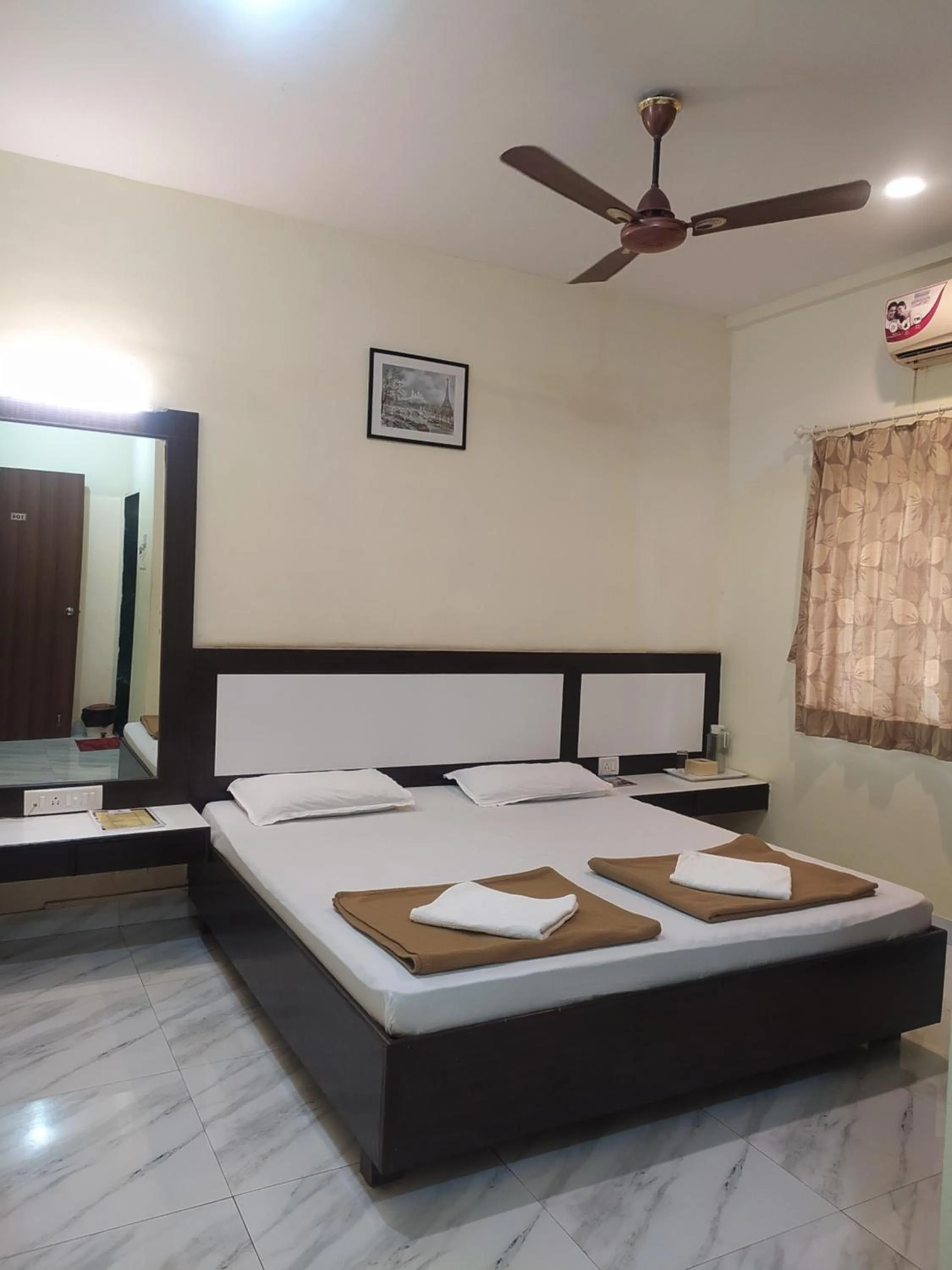 Bed in Sea Winds Hotel, Guhagar