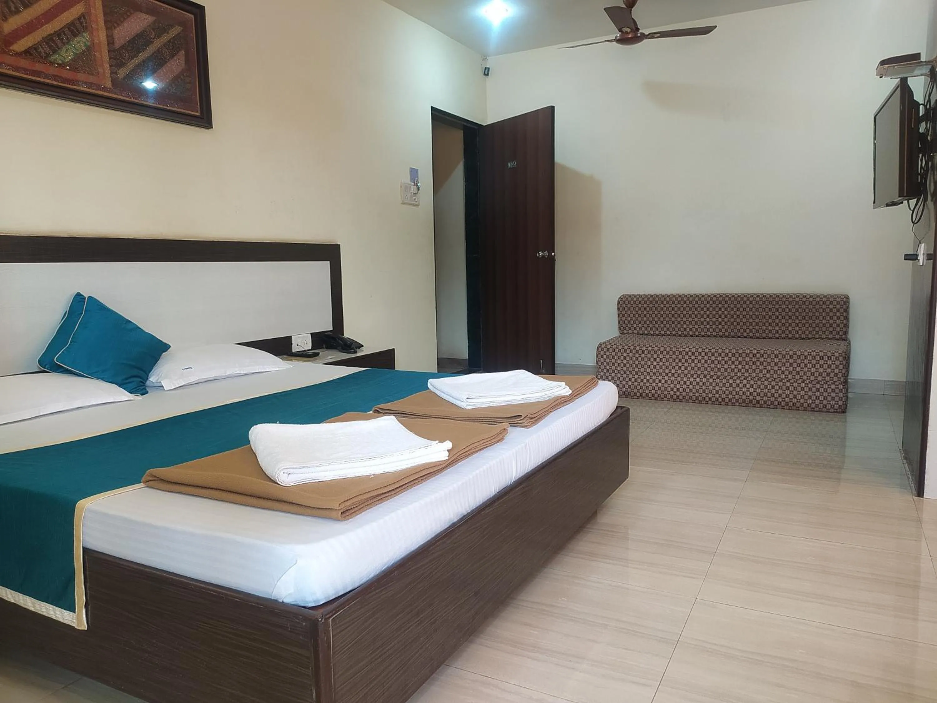 Bed in Sea Winds Hotel, Guhagar