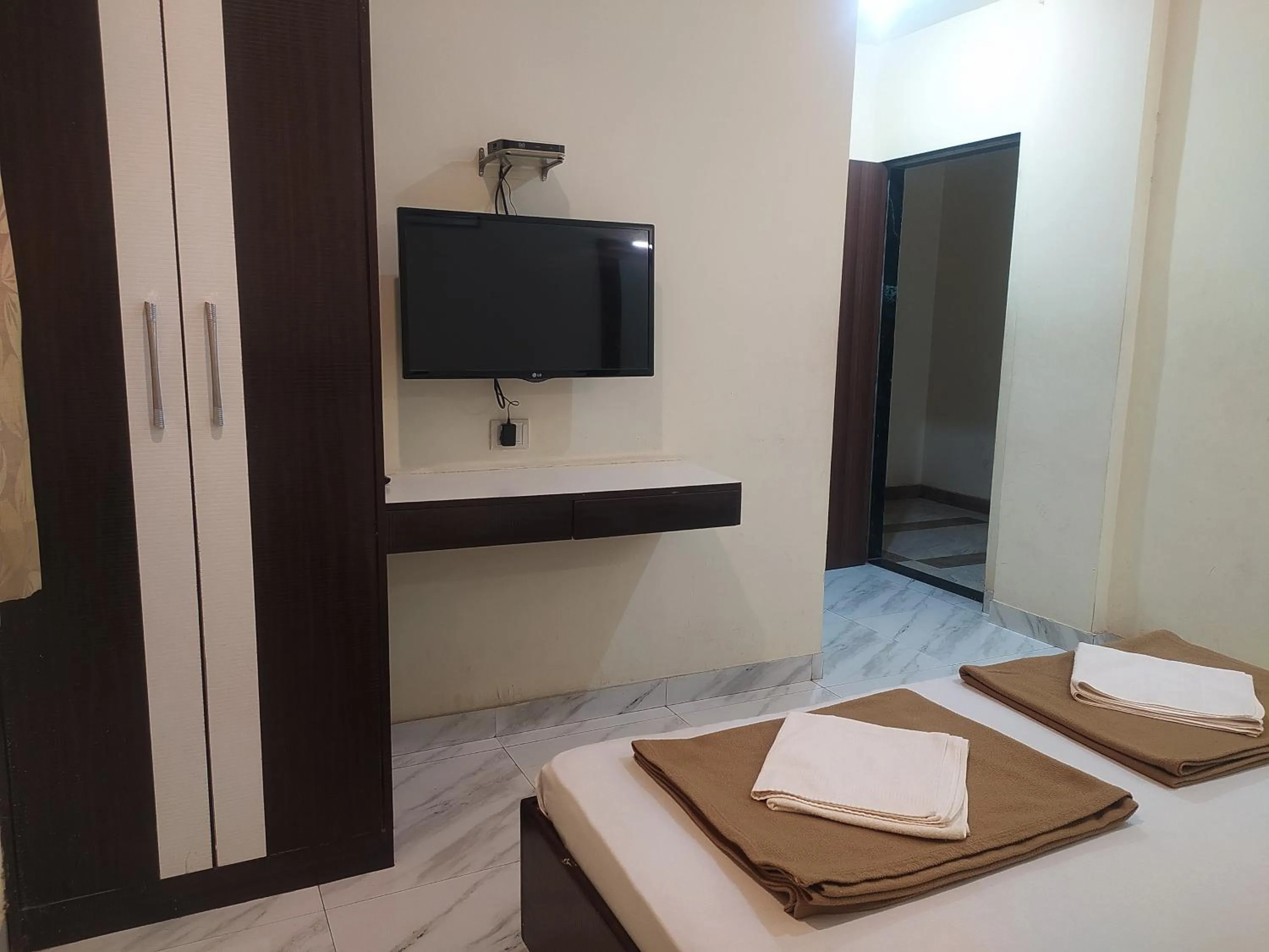 Bedroom, Bed in Sea Winds Hotel, Guhagar