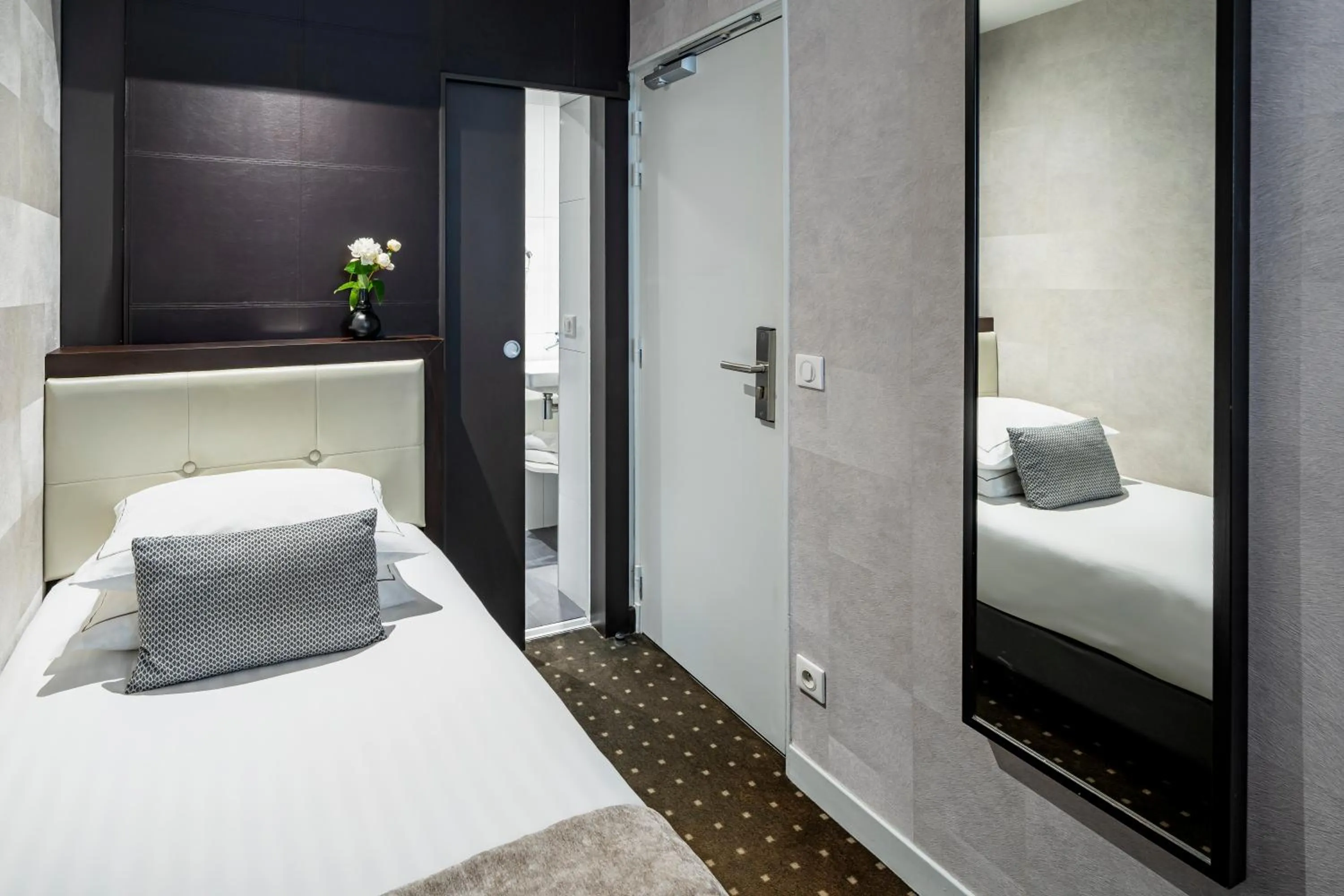 Bed in Hotel de la Paix Tour Eiffel