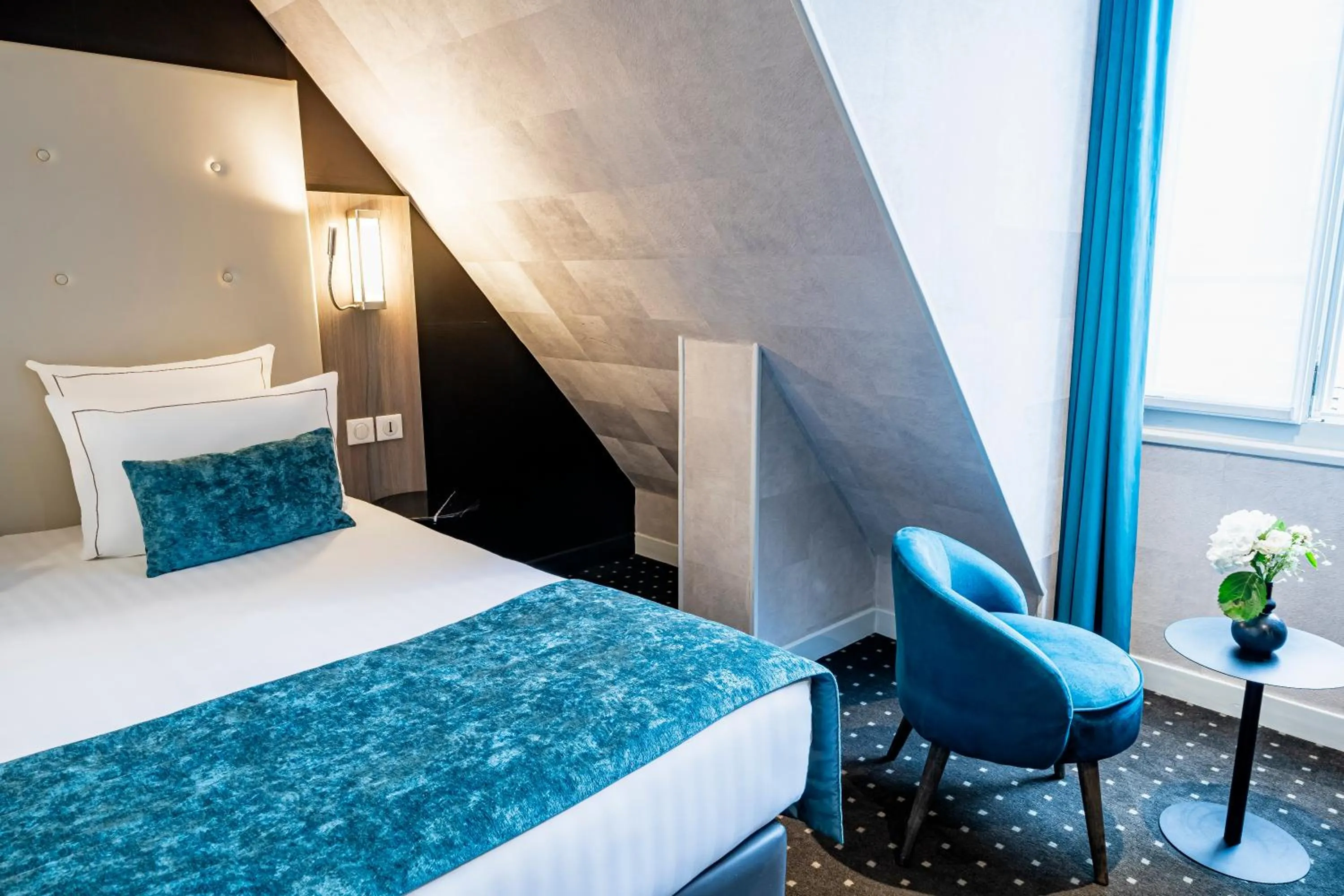 Bed in Hotel de la Paix Tour Eiffel