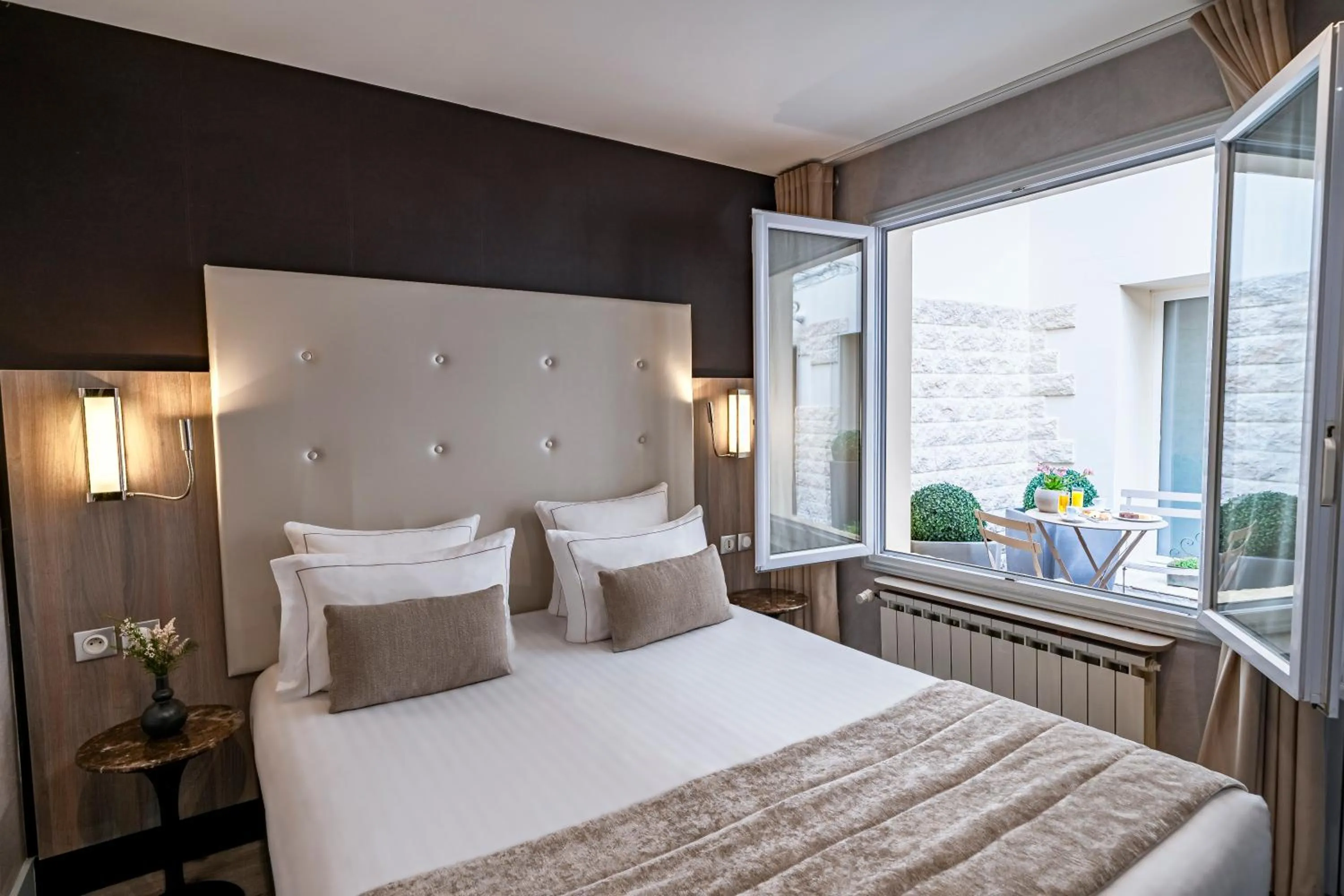 Bed in Hotel de la Paix Tour Eiffel