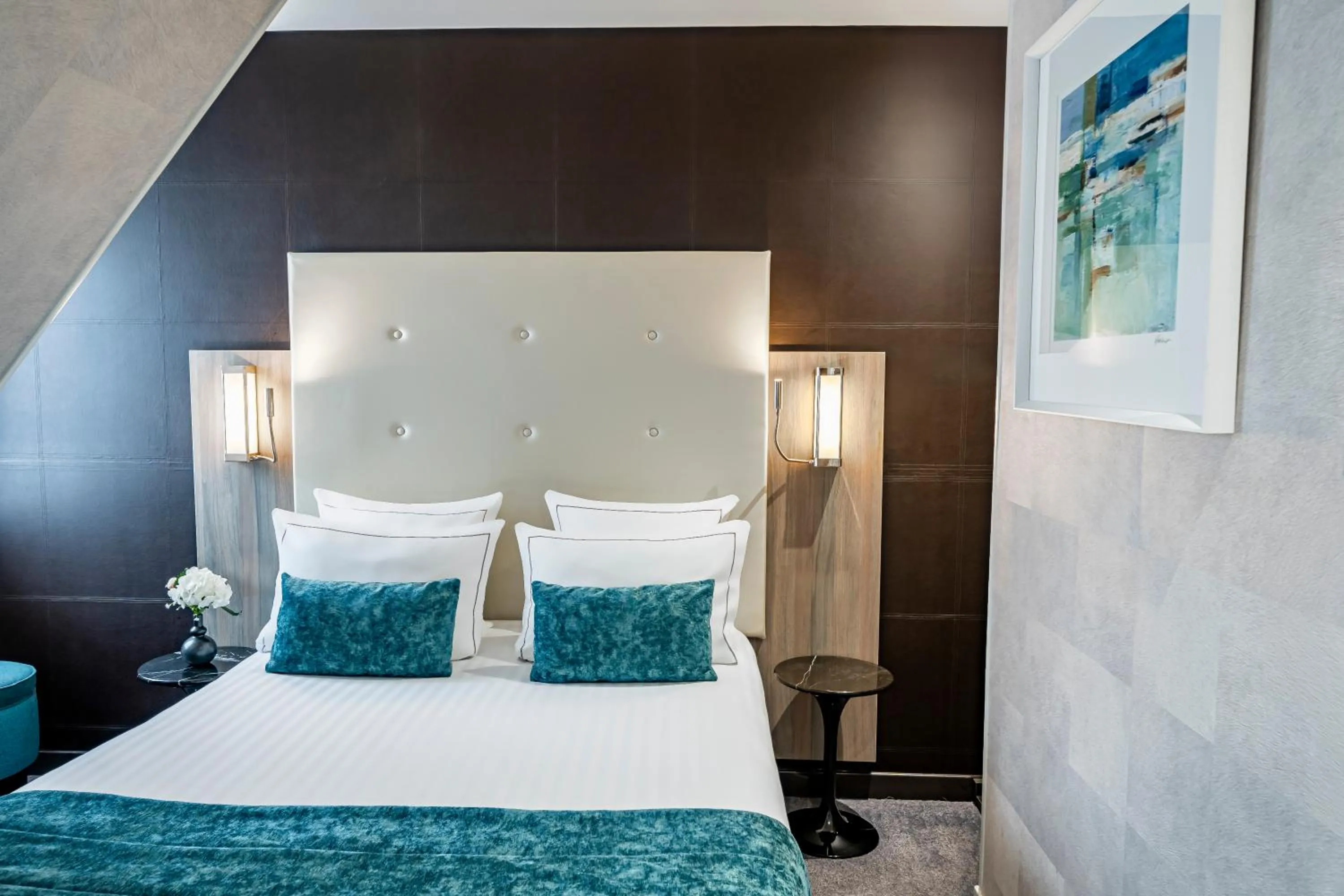 Bed in Hotel de la Paix Tour Eiffel