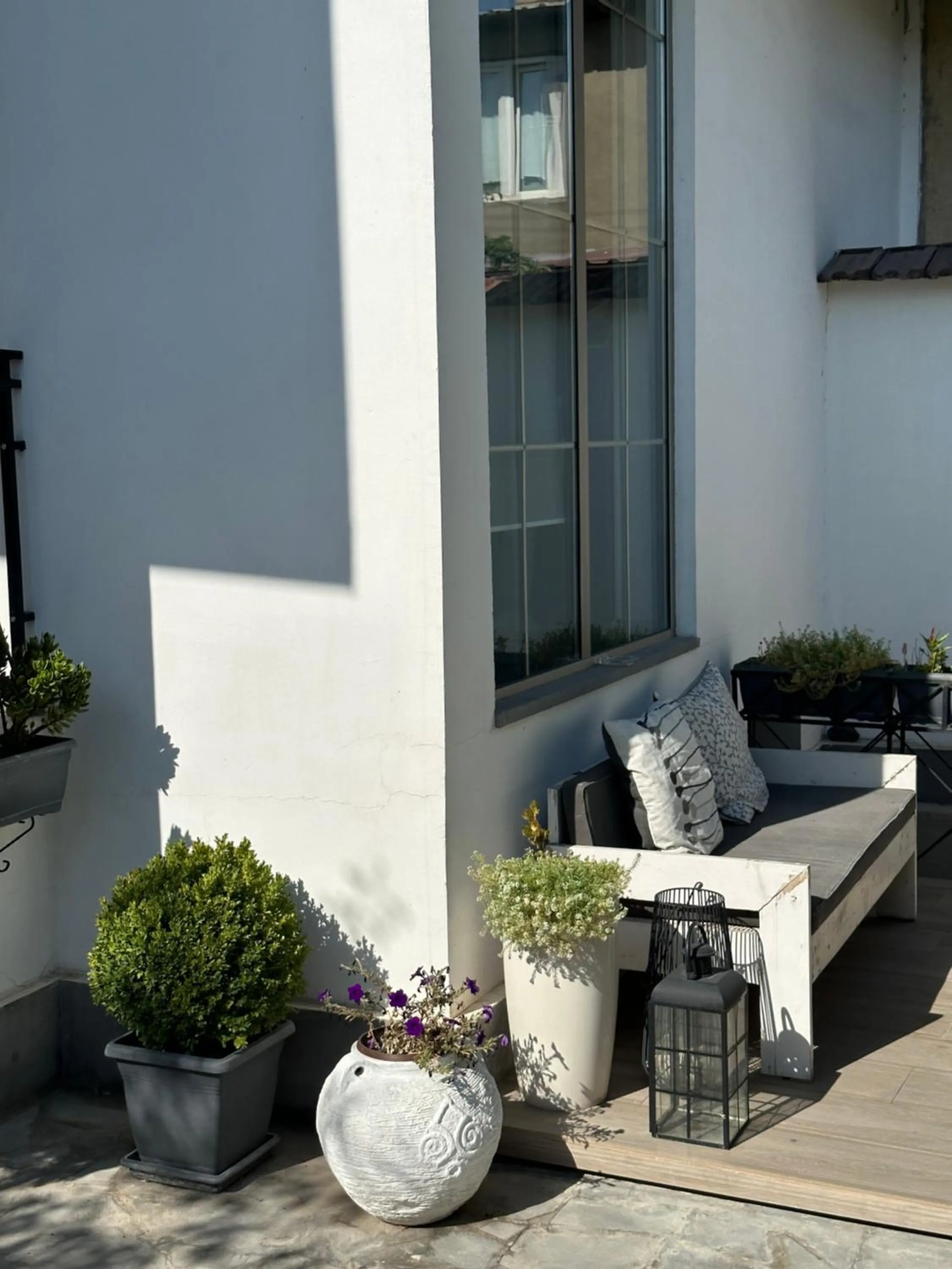 Seating area in Garden Lounge Hotel
