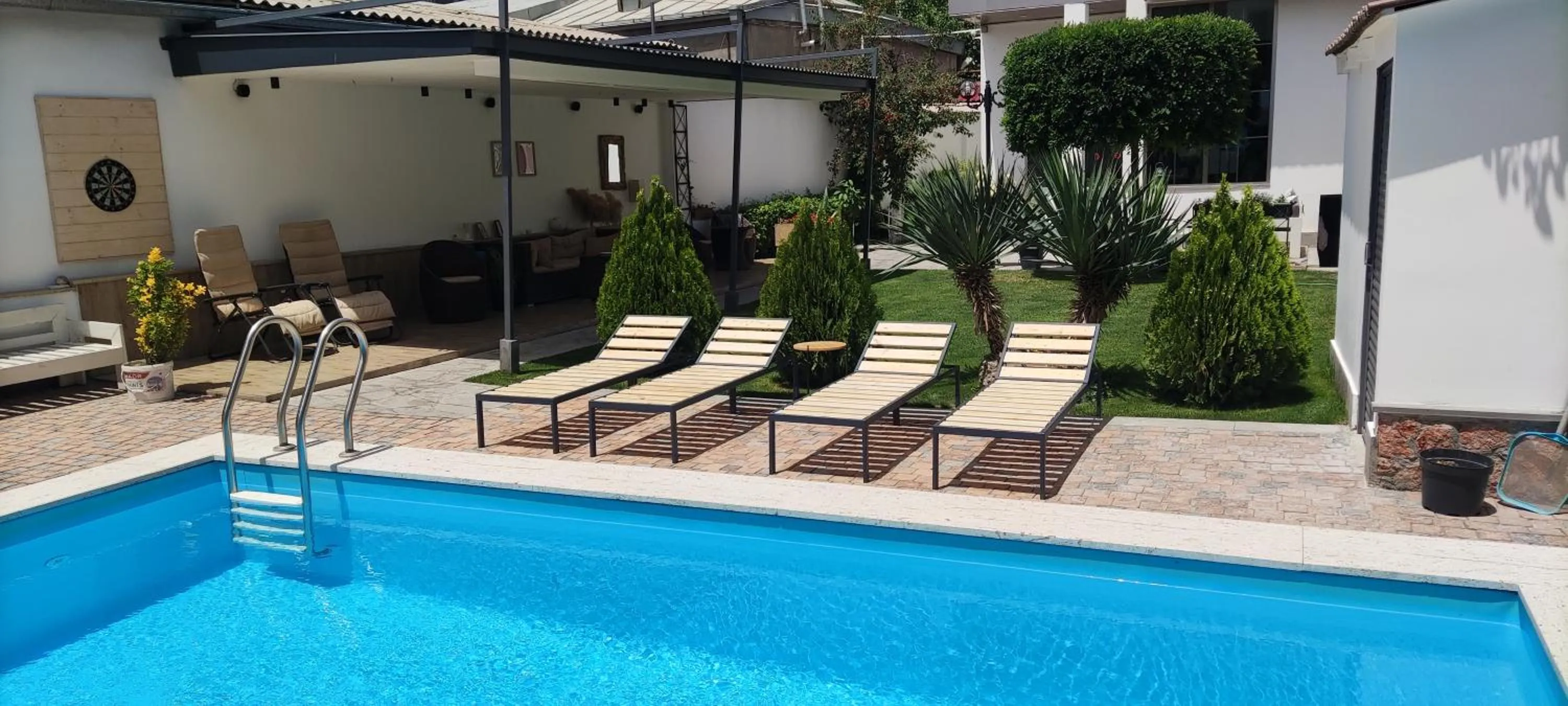 Day in Garden Lounge Hotel