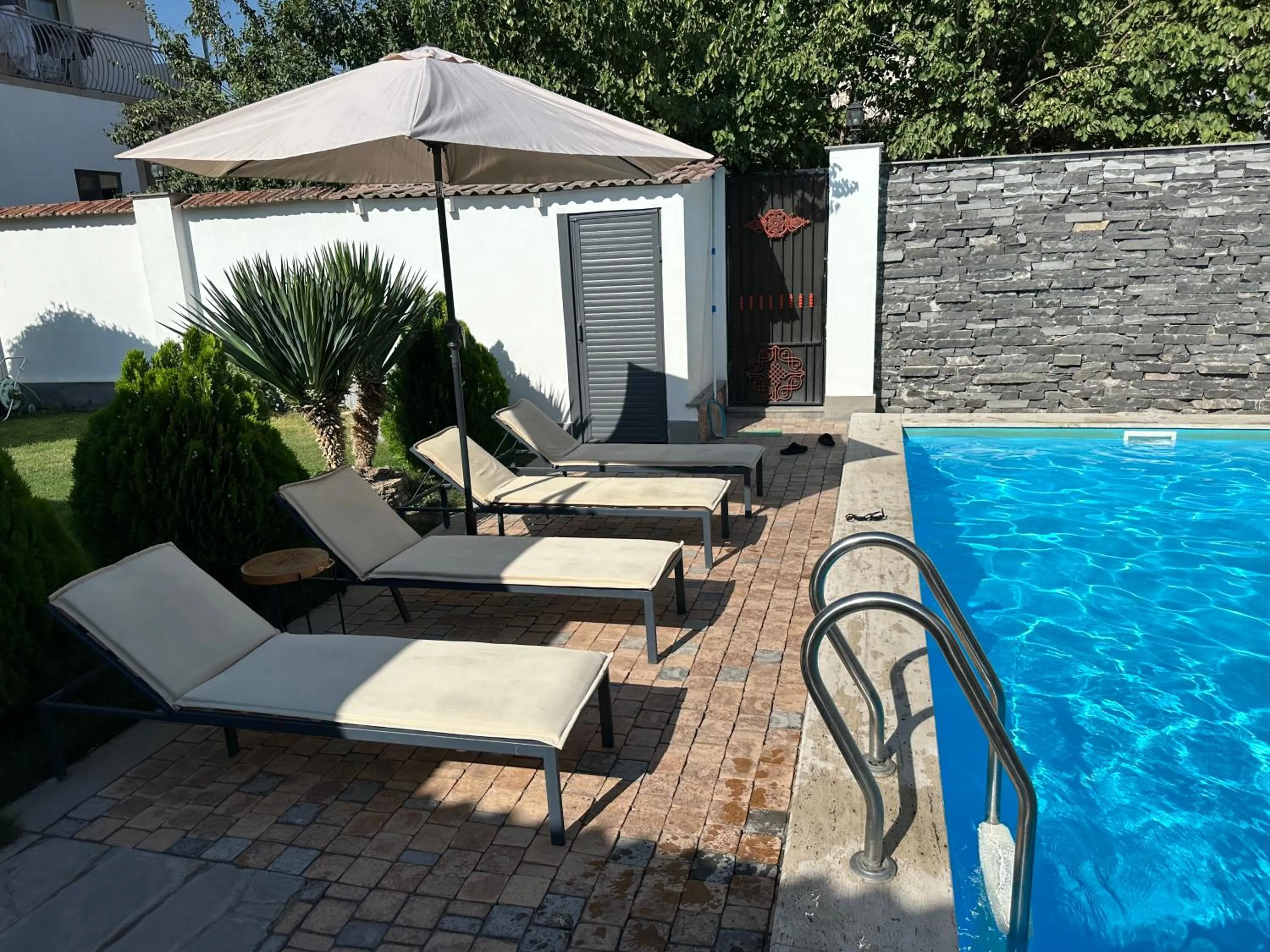 Swimming pool in Garden Lounge Hotel